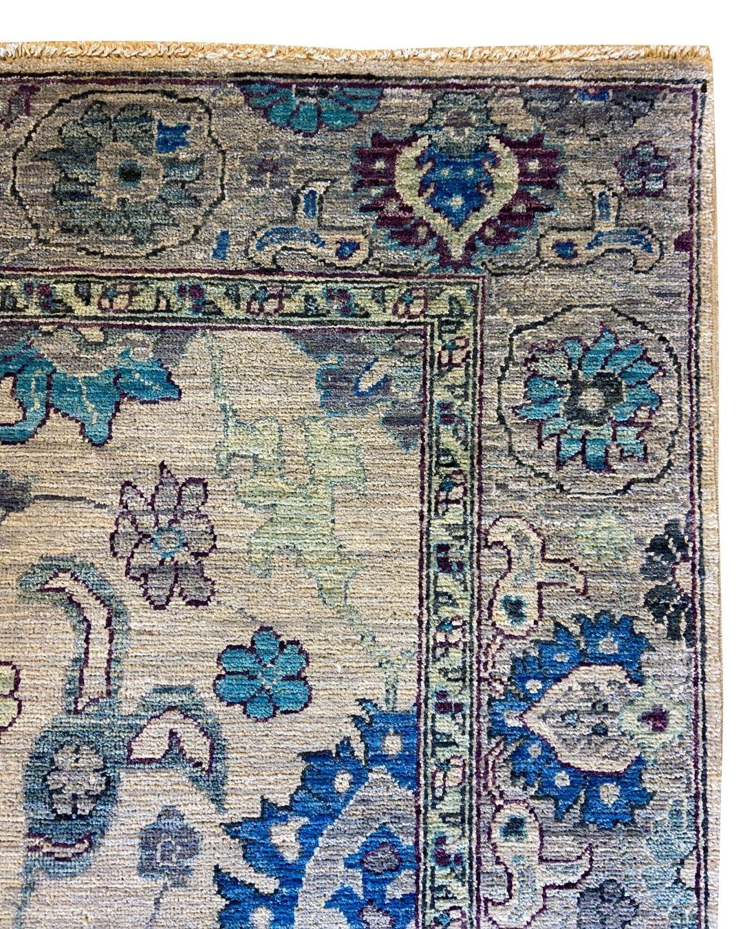 Questo tappeto persiano di 4' x 6' annodato a mano in morbida lana organica color salvia, blu e prugna fonde un design floreale tradizionale con una tavolozza rilassante e contemporanea. Realizzato con maestria da abili artigiani, presenta un
