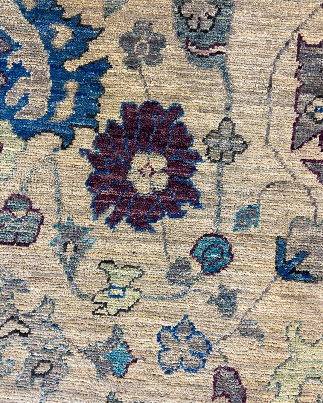 Tappeto persiano 4' x 6' annodato a mano in morbida lana biologica Sage, blu e prugna In condizioni Nuovo in vendita a New York, NY