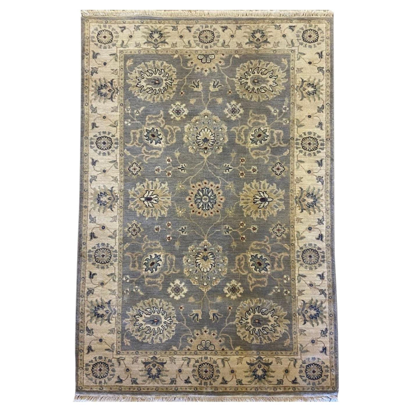 Tappeto in lana annodato a mano in stile Oushak, 4x6, con motivi floreali nei toni del grigio, avorio e blu in vendita