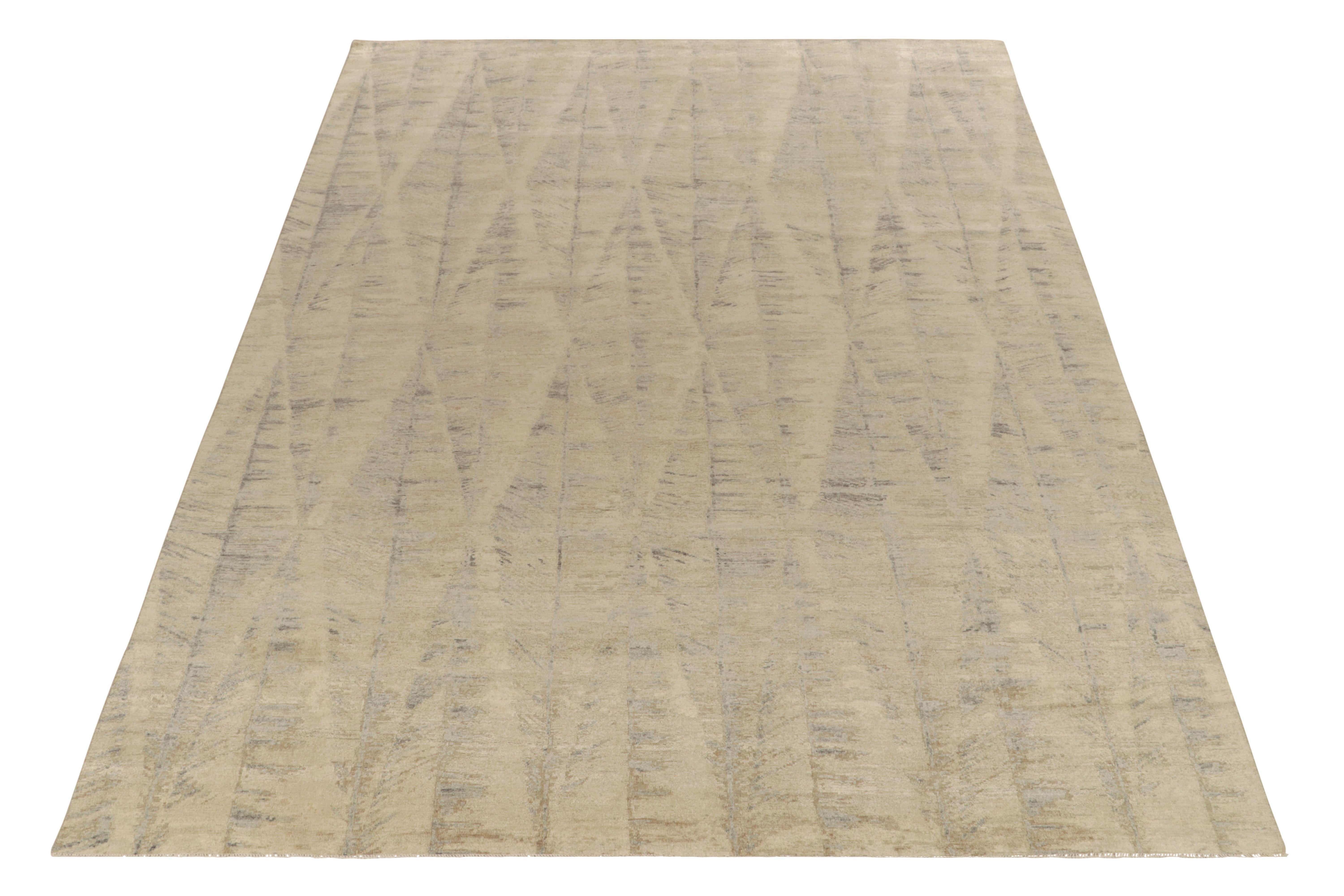 Dieser abstrakte Teppich im Format 9×12 ist ein kühner Neuzugang in der Modern Collection'S von Rug & Kilim. Er ist aus Wolle und Seide handgeknüpft und zeichnet sich durch eine Reihe dezenter geometrischer Muster in Beige-, Grau- und Blautönen