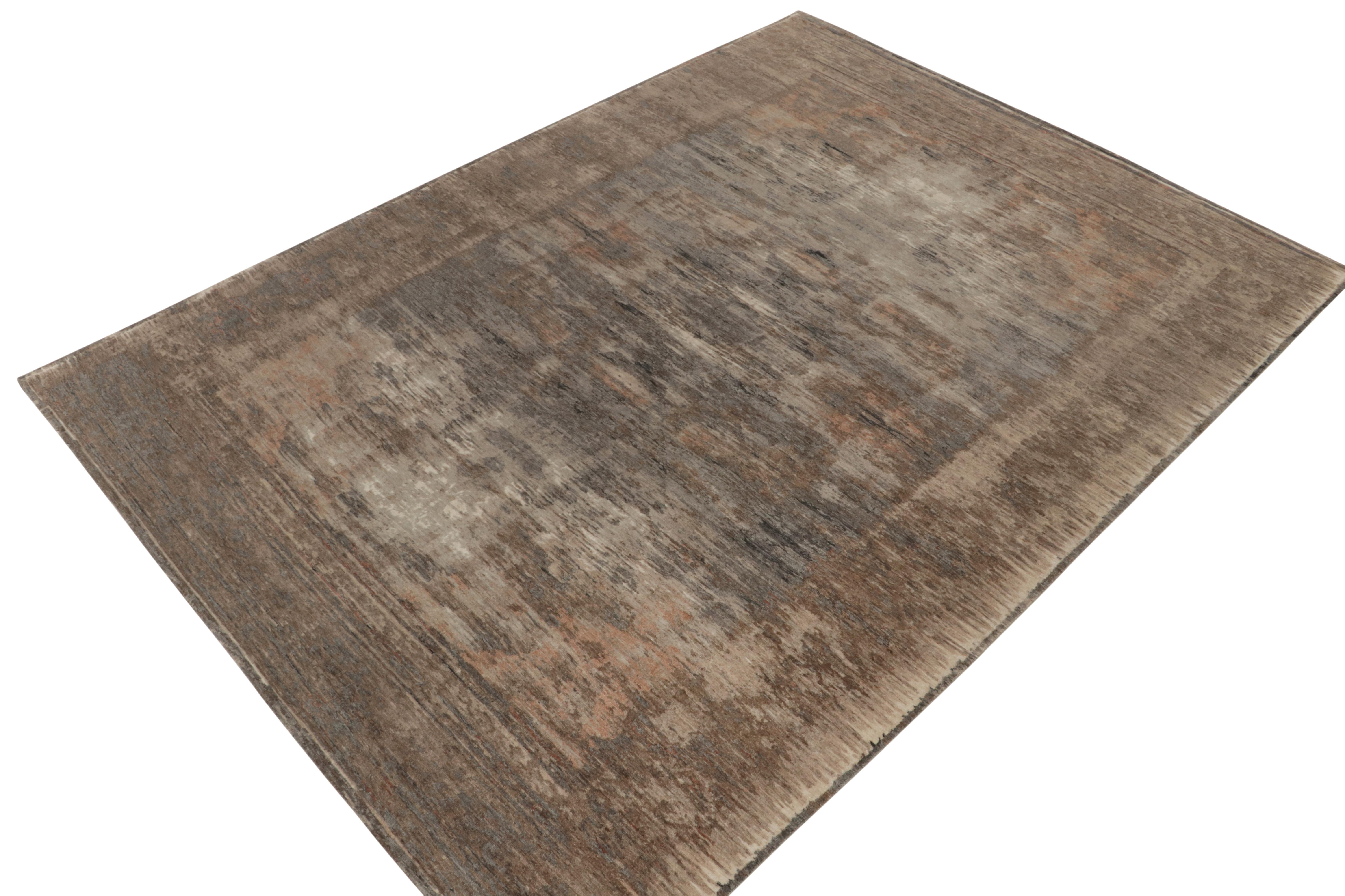 Moderno Rug & Kilim è un tappeto astratto annodato a mano di colore grigio, beige e marrone con motivi pittorici. in vendita