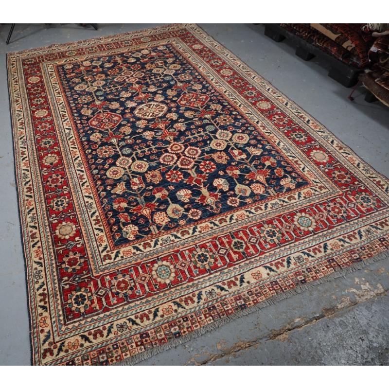 Tapis afghan noué à la main avec un motif traditionnel caucasien kazak.
Environ 15 ans

Agréable design Kazak du 19ème siècle sur un fond bleu indigo profond Le design de la bordure est un design caucasien classique du 19ème siècle Le tapis a de