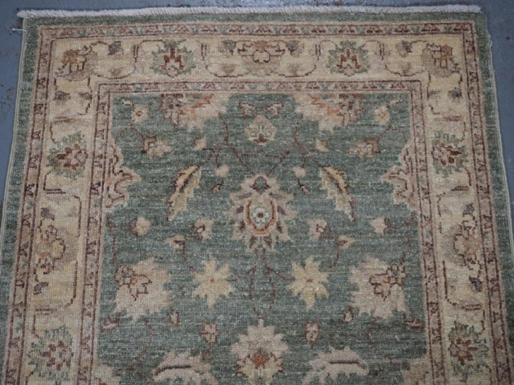 Tapis afghan 'Ziegler' noué à la main

Agréable motif floral du 19e siècle sur un fond vert antique, avec le motif floral en ivoire.

Excellent état, lavé à la main et prêt à l'emploi Le tapis convient à un usage domestique normal.

Informations