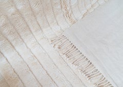 Alfombra bereber amazigh de lana tejida a mano, color marfil natural sin teñir, diseño geométrico minimalista