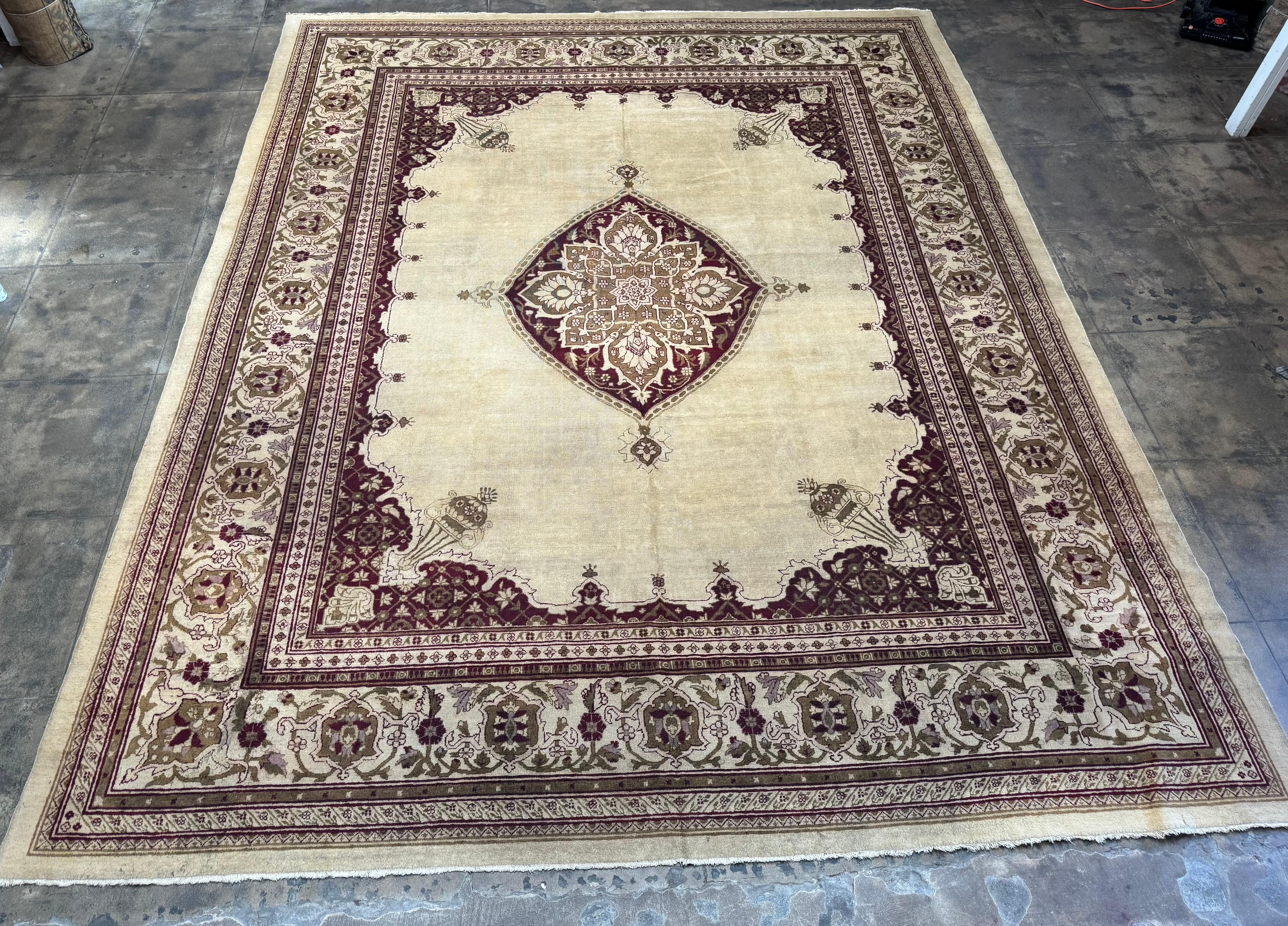 Descrizione:
Tappeto indiano Amritsar finemente annodato a mano, misura 14,9' x 11,10', realizzato nel 1900 circa. Tessuto nel rinomato centro di tessitura di Amritsar all'inizio del XX secolo, questo pezzo riflette la raffinata eleganza