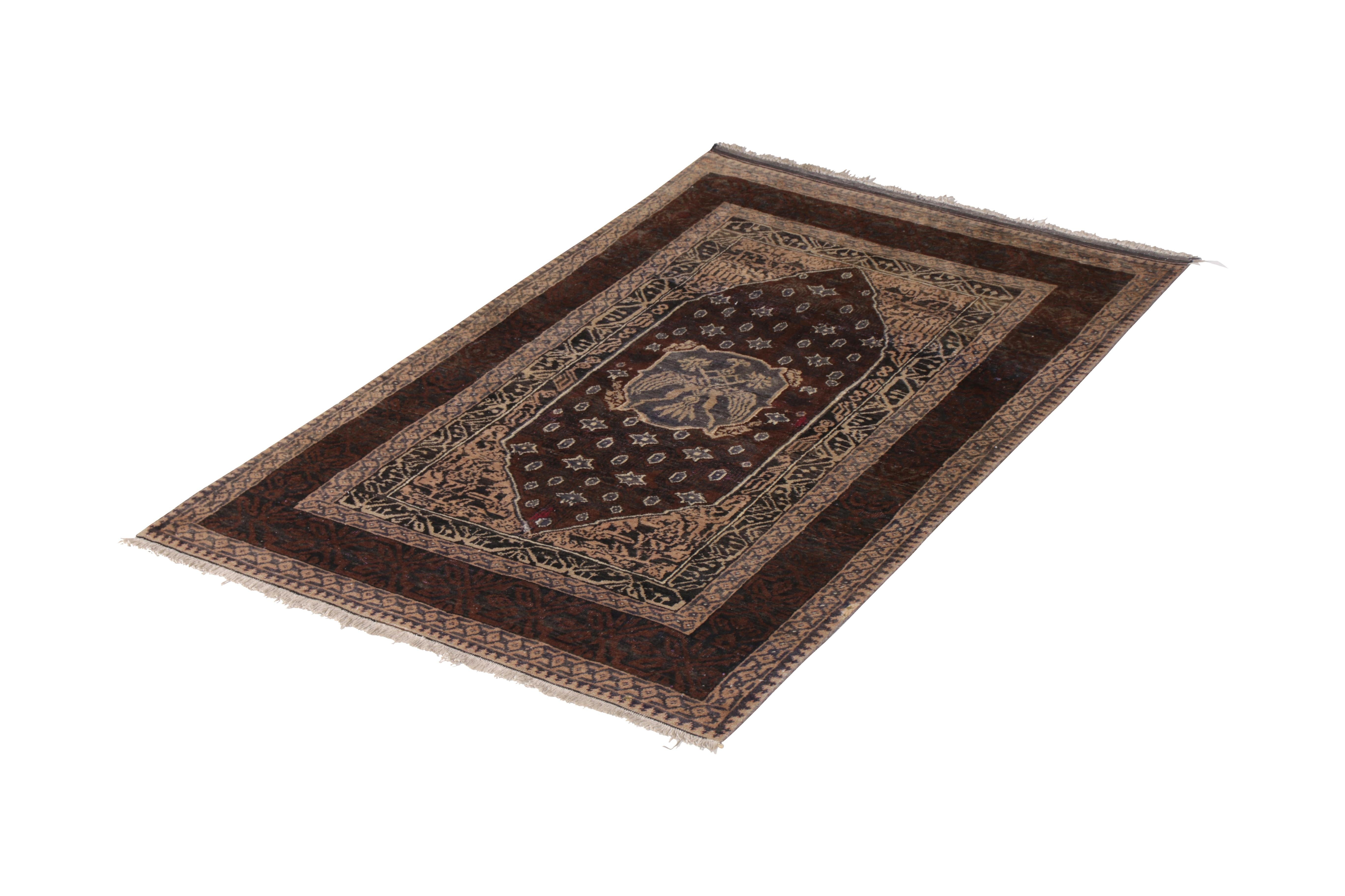 Noué à la main en laine et originaire d'Inde vers 1890-1900, ce tapis ancien évoque un tapis d'Agra de la fin du XIXe siècle, avec une subtile rareté de couleur. Il présente un accent bleu de bon goût dans le motif du médaillon et une géométrie