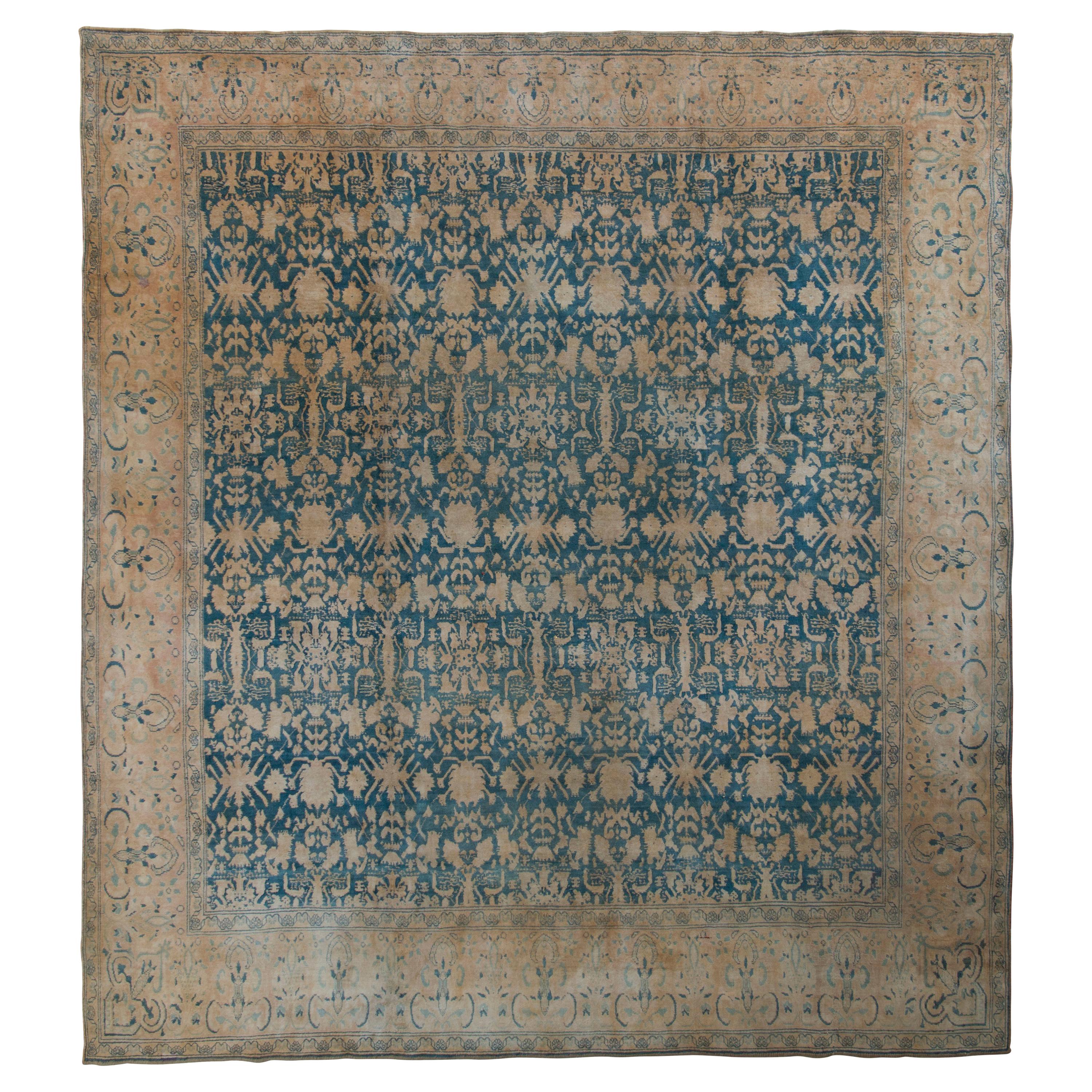 Handgeknüpfter antiker Agra-Teppich mit blauem Blumenmuster von Teppich & Kelim
