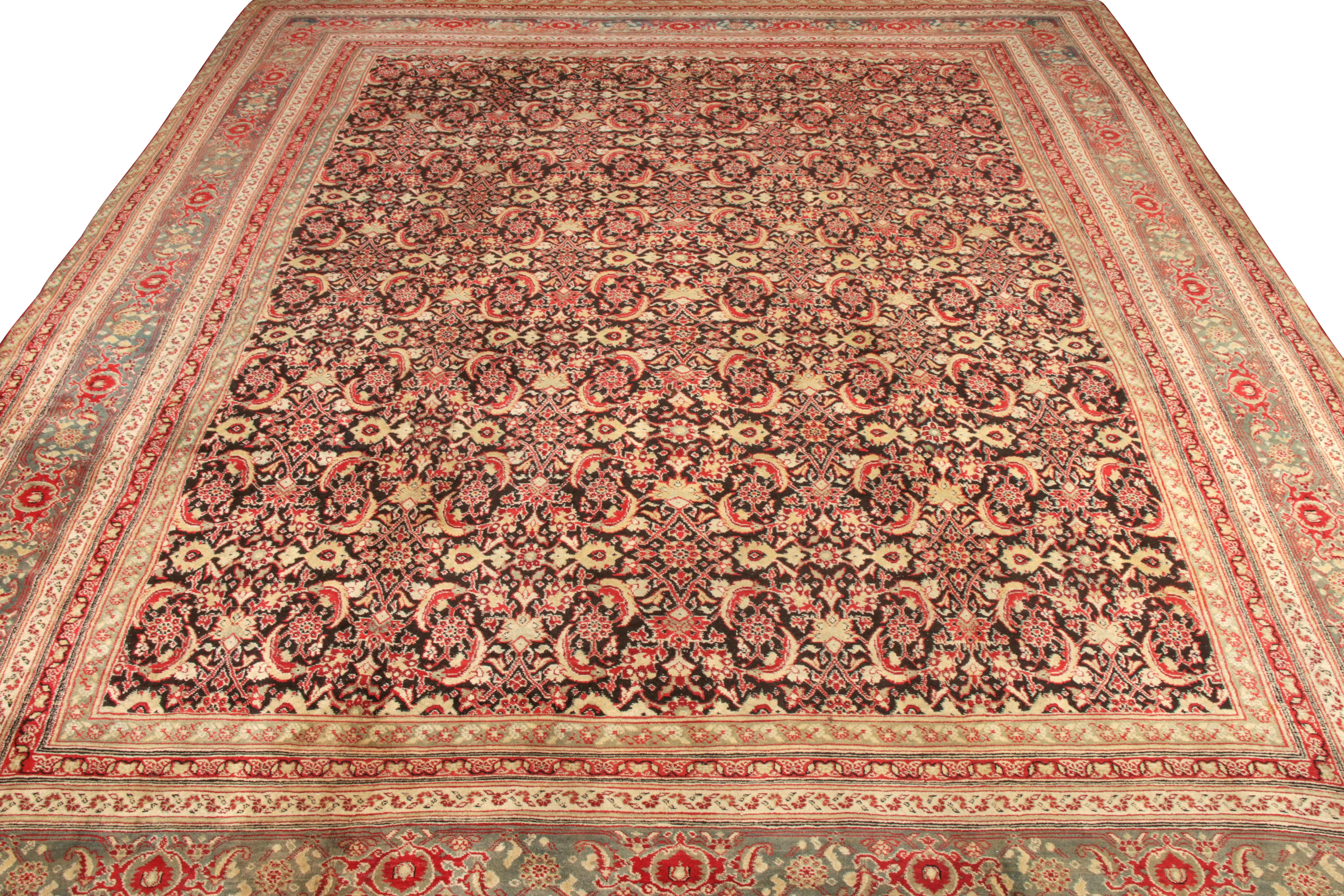 Noué à la main en laine, ce tapis Agra antique 12x14 entre dans la collection classique convoitée de Rug & Kilim. Appartenant au début du XIXe siècle, vers 1890-1900, ce tapis s'enorgueillit de la richesse de son dessin qui témoigne du mariage d'un