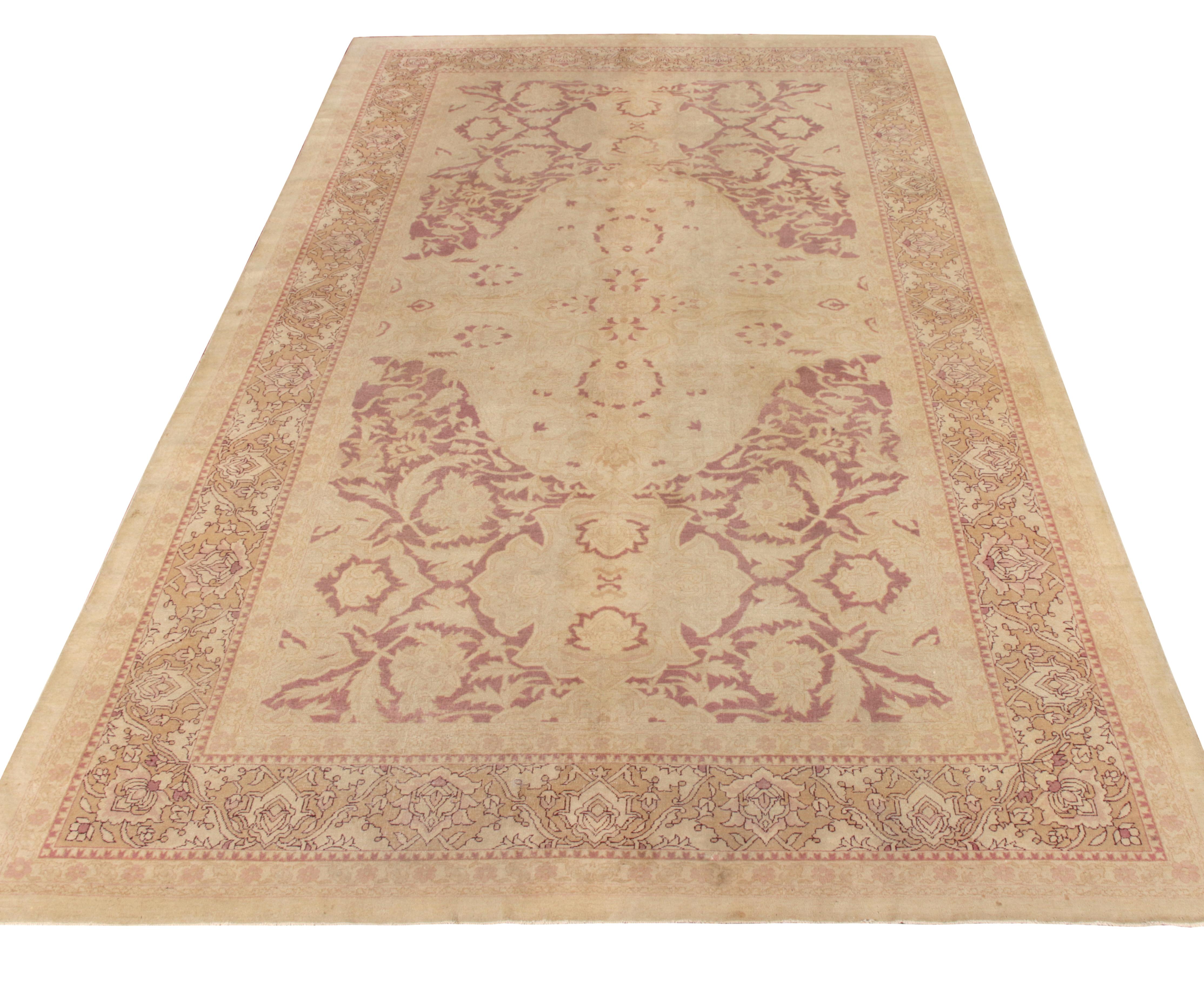 Ein antikes 9 x 15 Amritsar-Teppich-Meisterwerk, das sich der bedeutenden antiken Sammlung von Rug & Kilim anschließt. Der handgeknüpfte Wollteppich aus Indien (ca. 1920-1930) zelebriert den einzigartigen Medaillon-Stil des 