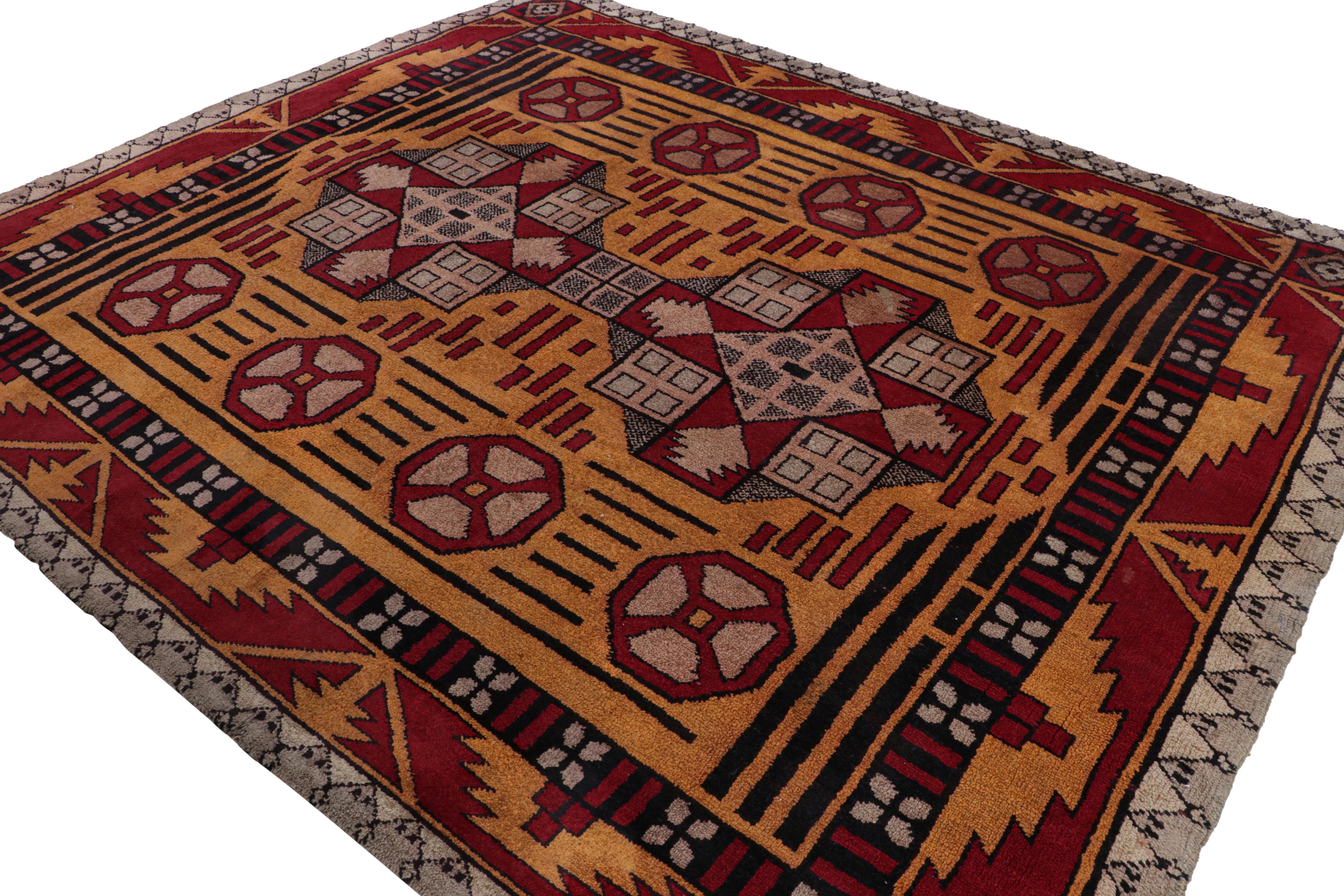 Fabricada en lana anudada a mano y originaria de Inglaterra hacia 1910-1920, esta alfombra Axminster antigua de 8x10 es uno de los diseños más singulares de su procedencia que se han seleccionado para la colección de alfombras europeas de Rug &