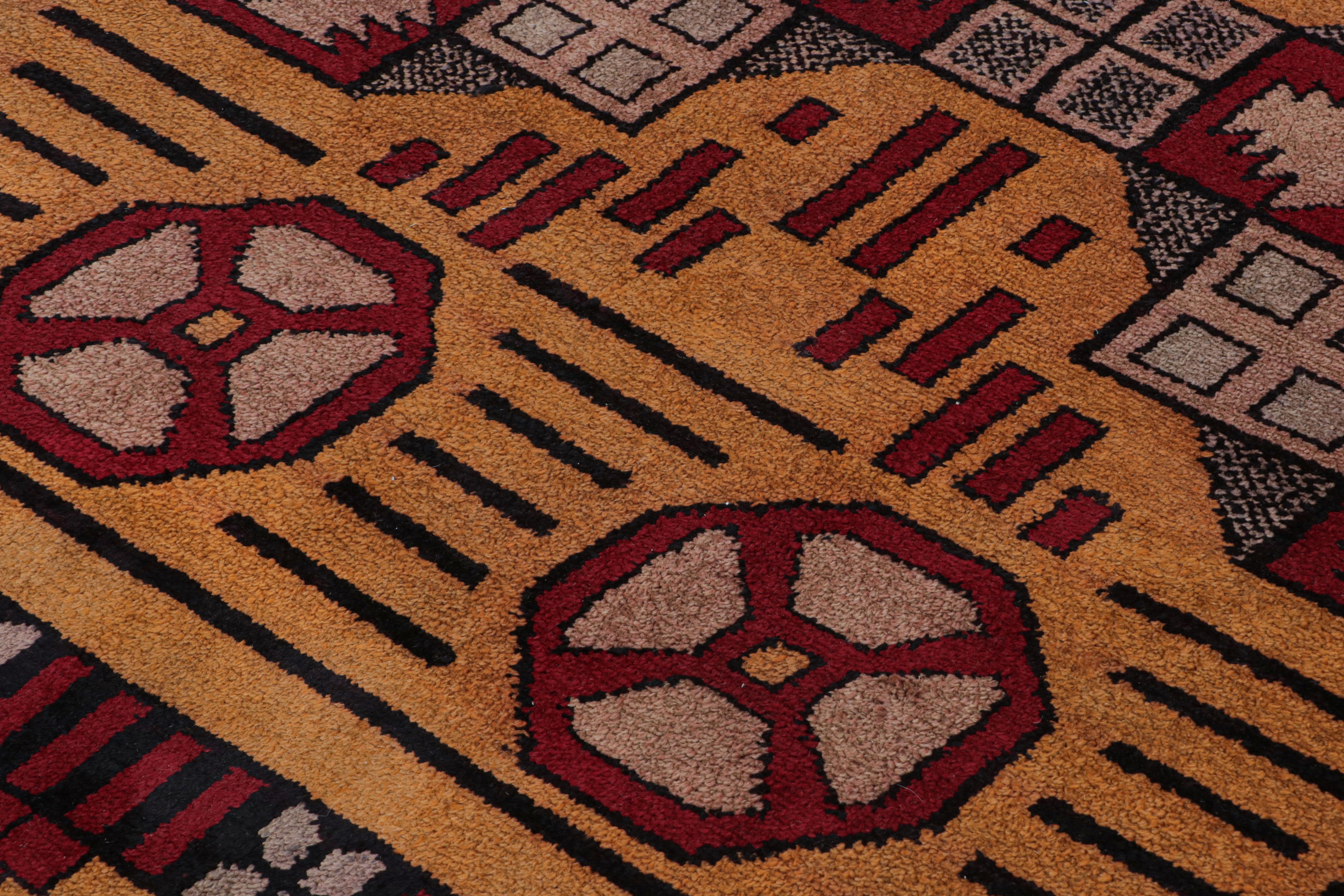 Alfombra antigua Axminster dorada y roja con atrevidos motivos geométricos - Rug & Kilim Inglés en venta