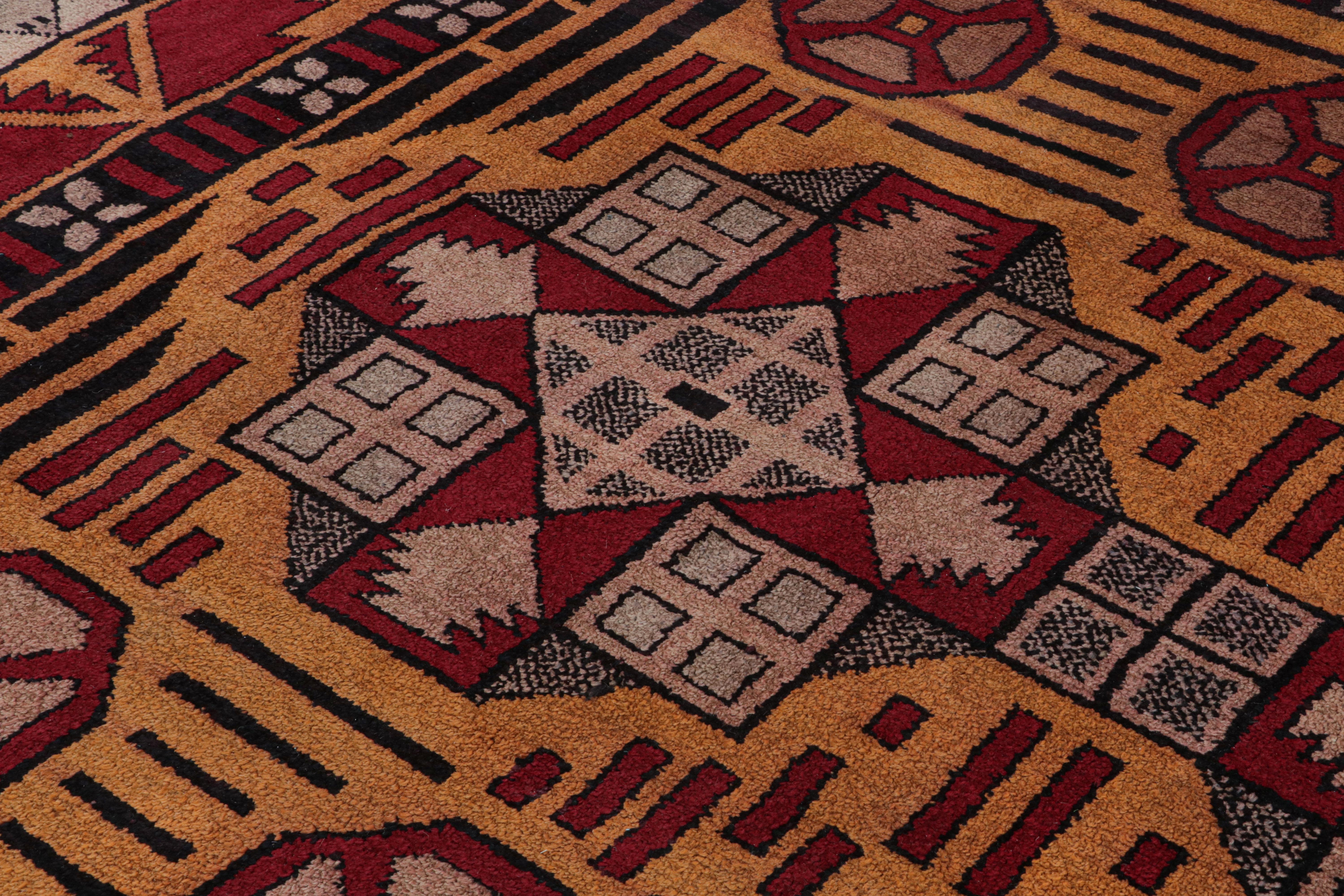Alfombra antigua Axminster dorada y roja con atrevidos motivos geométricos - Rug & Kilim en Bueno estado para la venta en Long Island City, NY