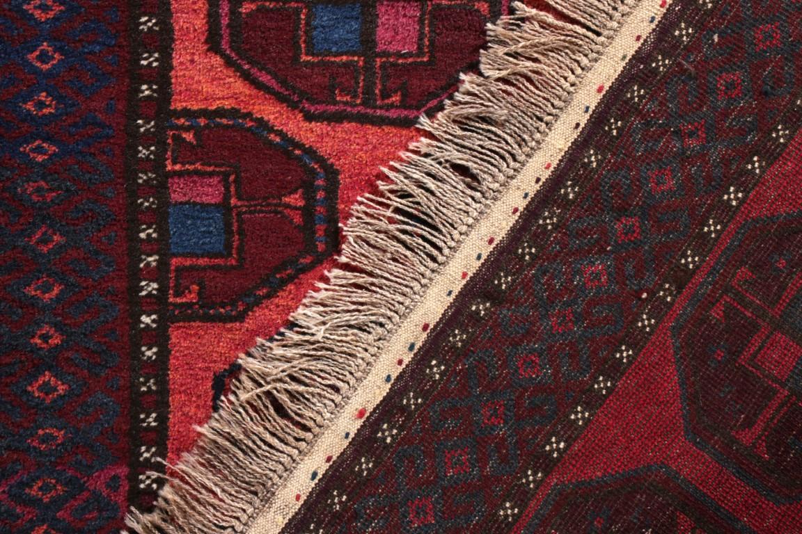 Handgeknüpfter antiker Baluch-Teppich in Rot-Blau mit geometrischem Stammesmuster im Zustand „Gut“ im Angebot in Long Island City, NY