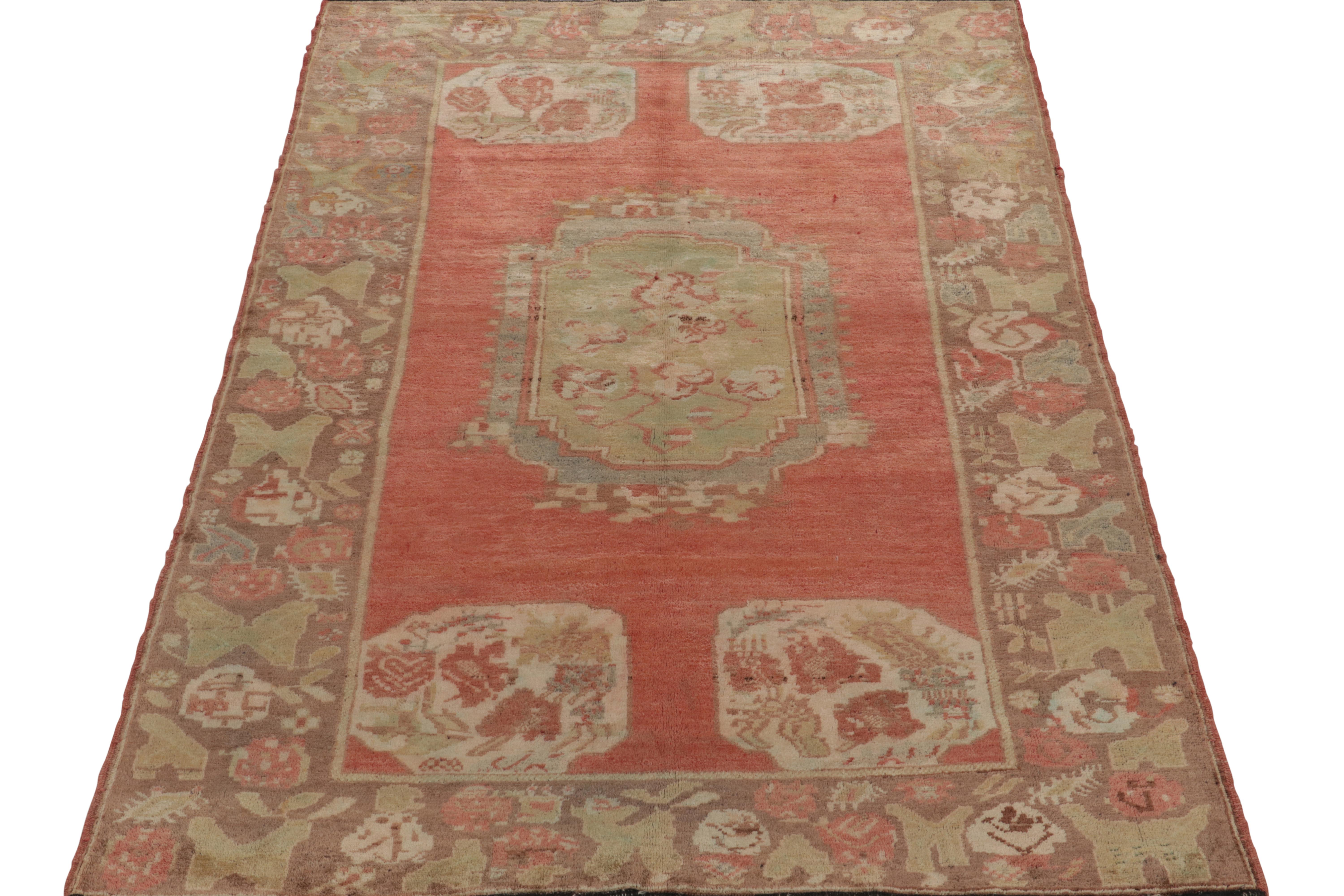 Handgeknüpfter antiker bessarabischer Teppich in rotem Medaillon mit Blumenmuster von Teppich & Kelim (Bessarabisch) im Angebot