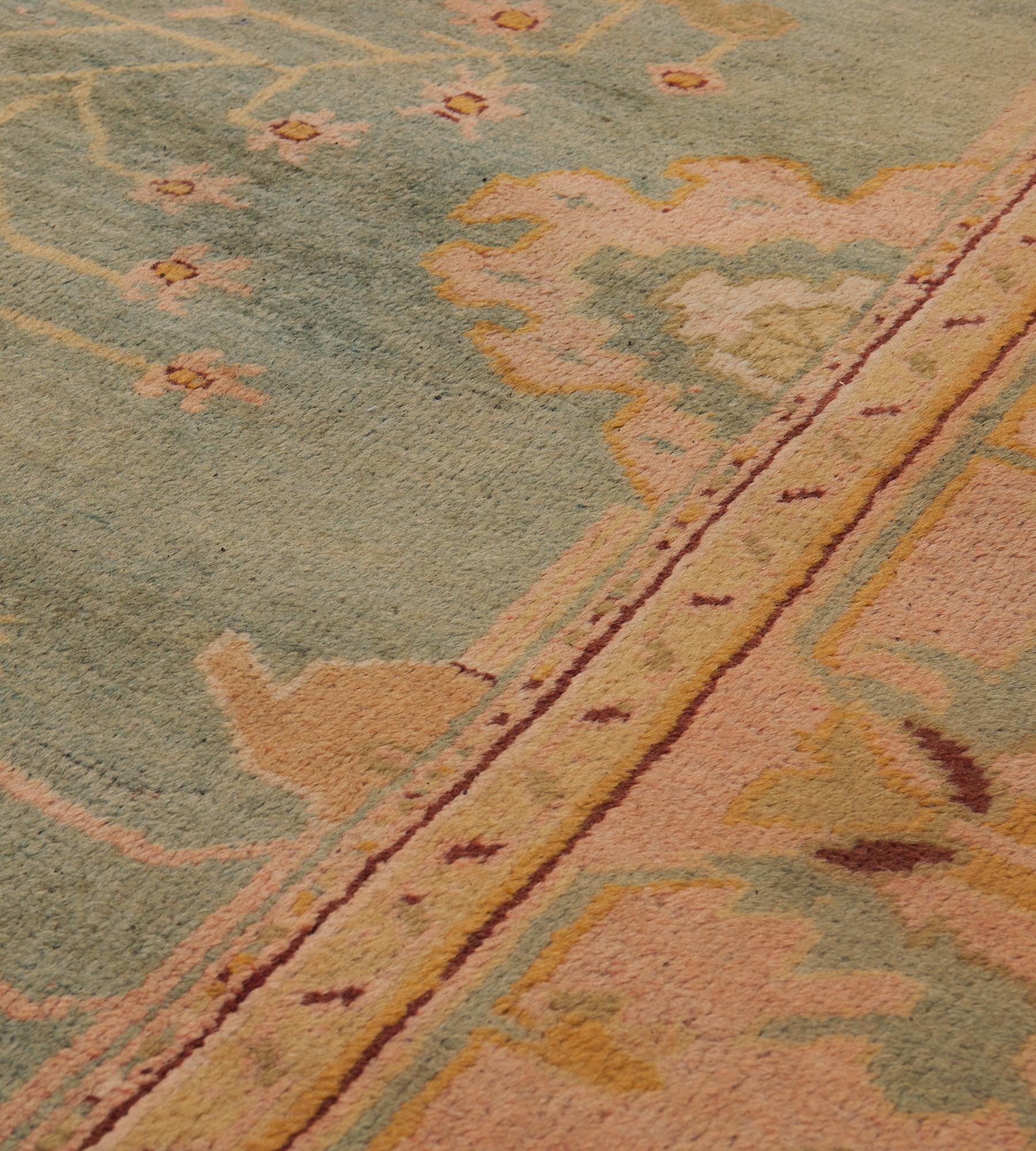 Handgeknüpfter antiker, geblümter Oushak-Teppich aus der Zeit um 1880 im Angebot 4