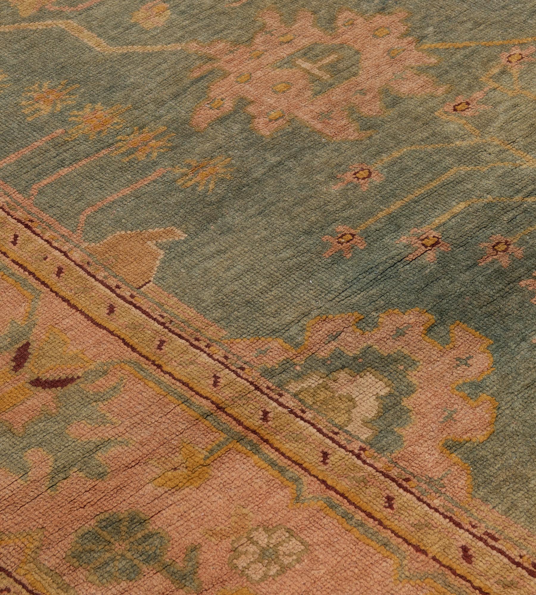 Handgeknüpfter antiker, geblümter Oushak-Teppich aus der Zeit um 1880 (Türkisch) im Angebot