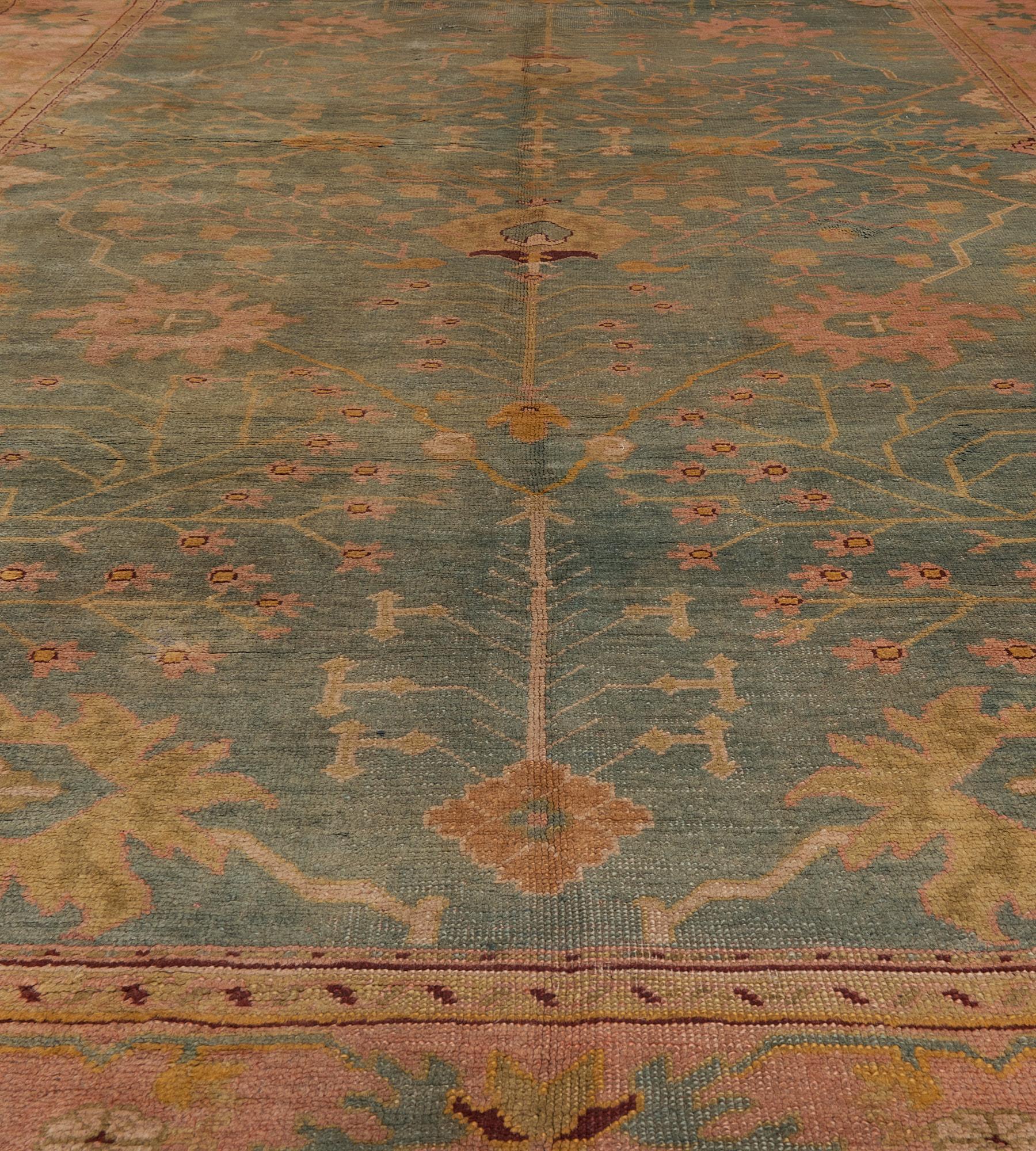 Handgeknüpfter antiker, geblümter Oushak-Teppich aus der Zeit um 1880 im Zustand „Gut“ im Angebot in West Hollywood, CA