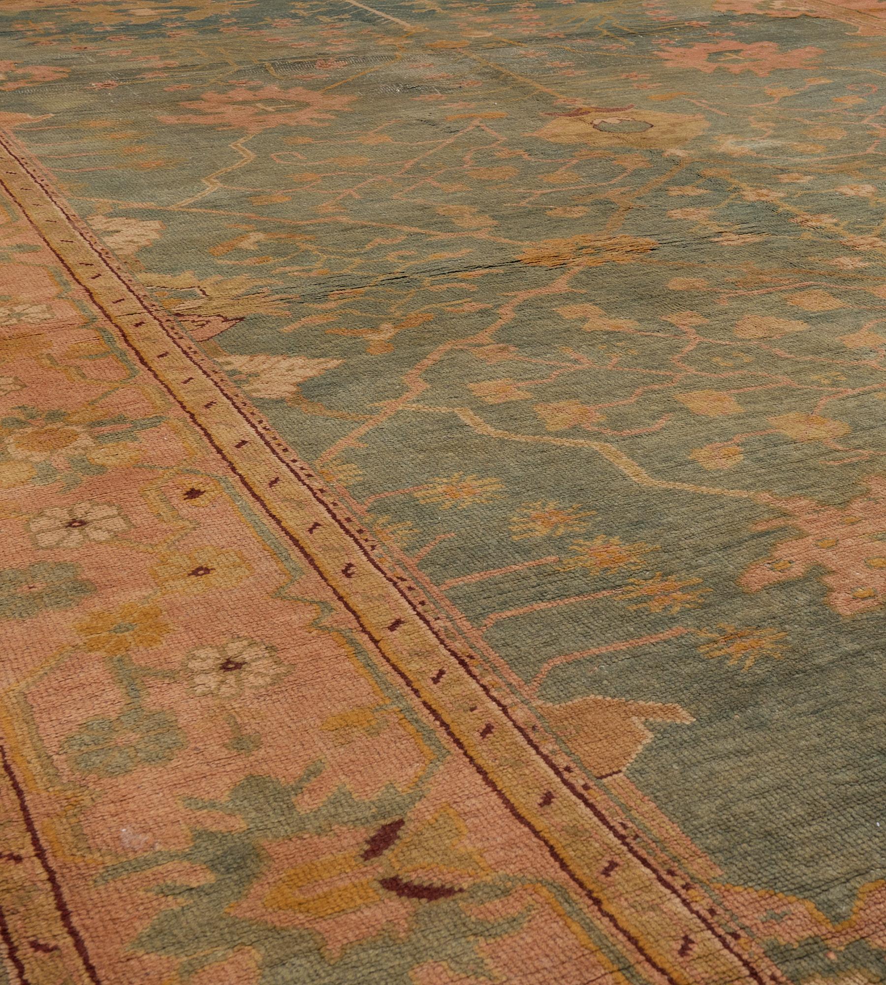 Handgeknüpfter antiker, geblümter Oushak-Teppich aus der Zeit um 1880 (19. Jahrhundert) im Angebot