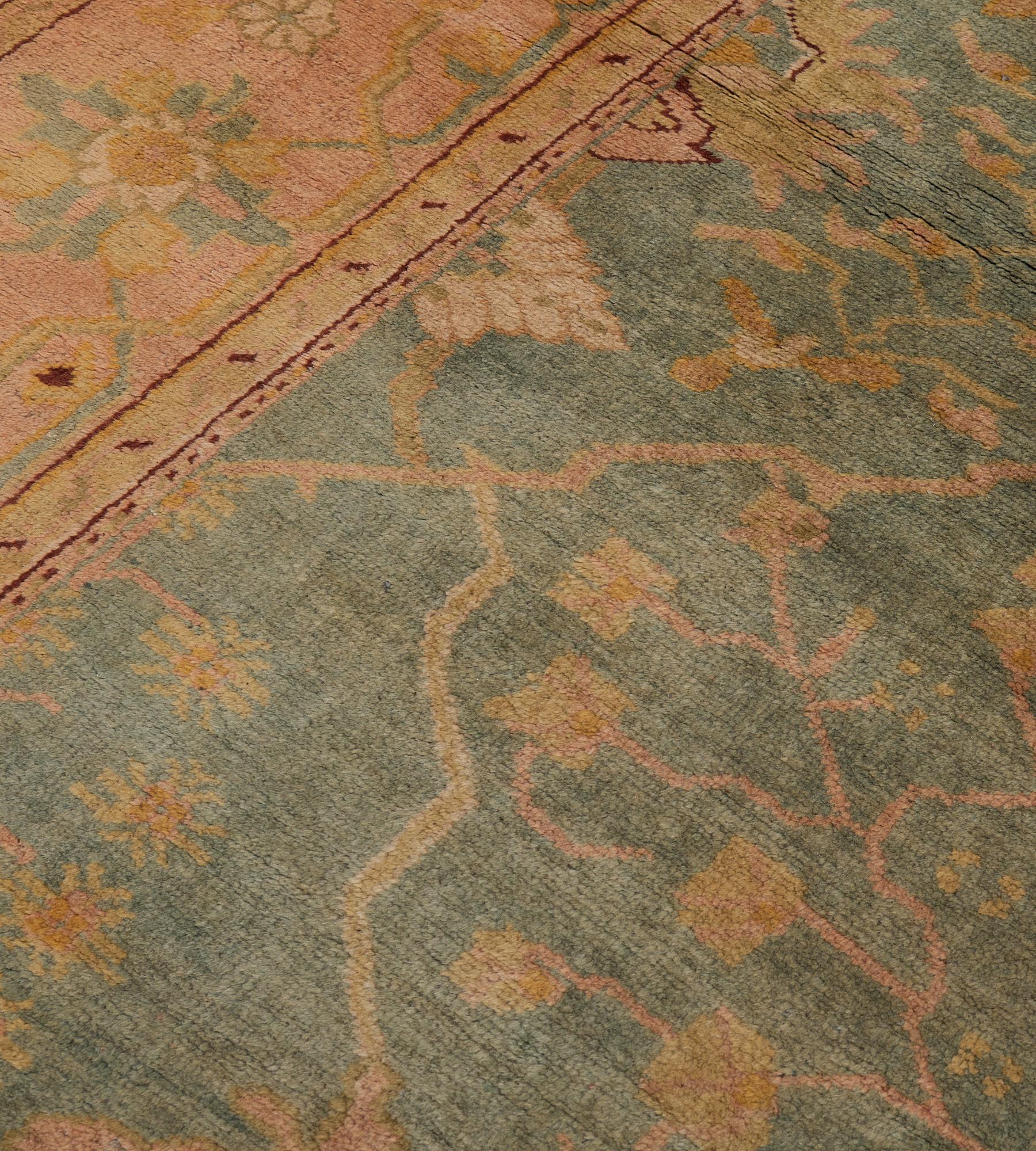 Handgeknüpfter antiker, geblümter Oushak-Teppich aus der Zeit um 1880 im Angebot 2