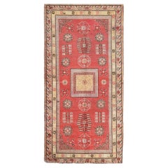 Handgeknüpfter antiker roter Khotan-Teppich aus der Zeit um 1880