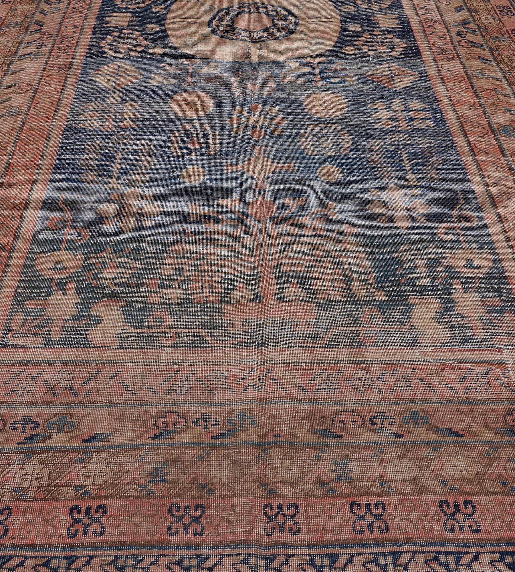 Handgeknüpfter antiker Khotan-Blumenteppich aus Wolle, um 1880, Indigo-Blau, Indigoblau, geblümt (Ostturkestanisch) im Angebot