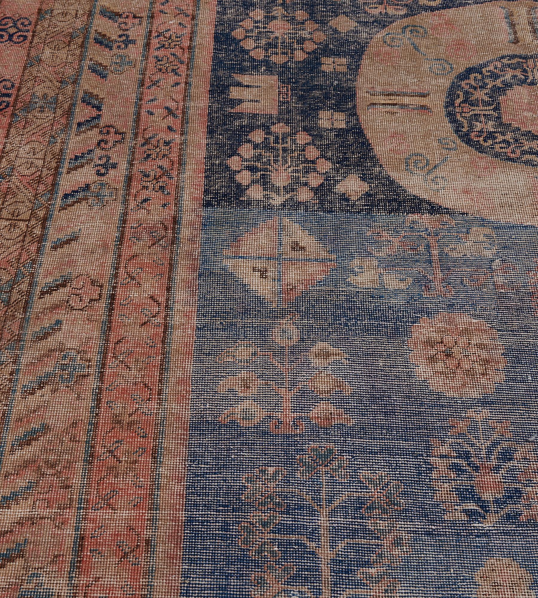 Handgeknüpfter antiker Khotan-Blumenteppich aus Wolle, um 1880, Indigo-Blau, Indigoblau, geblümt im Zustand „Gut“ im Angebot in West Hollywood, CA