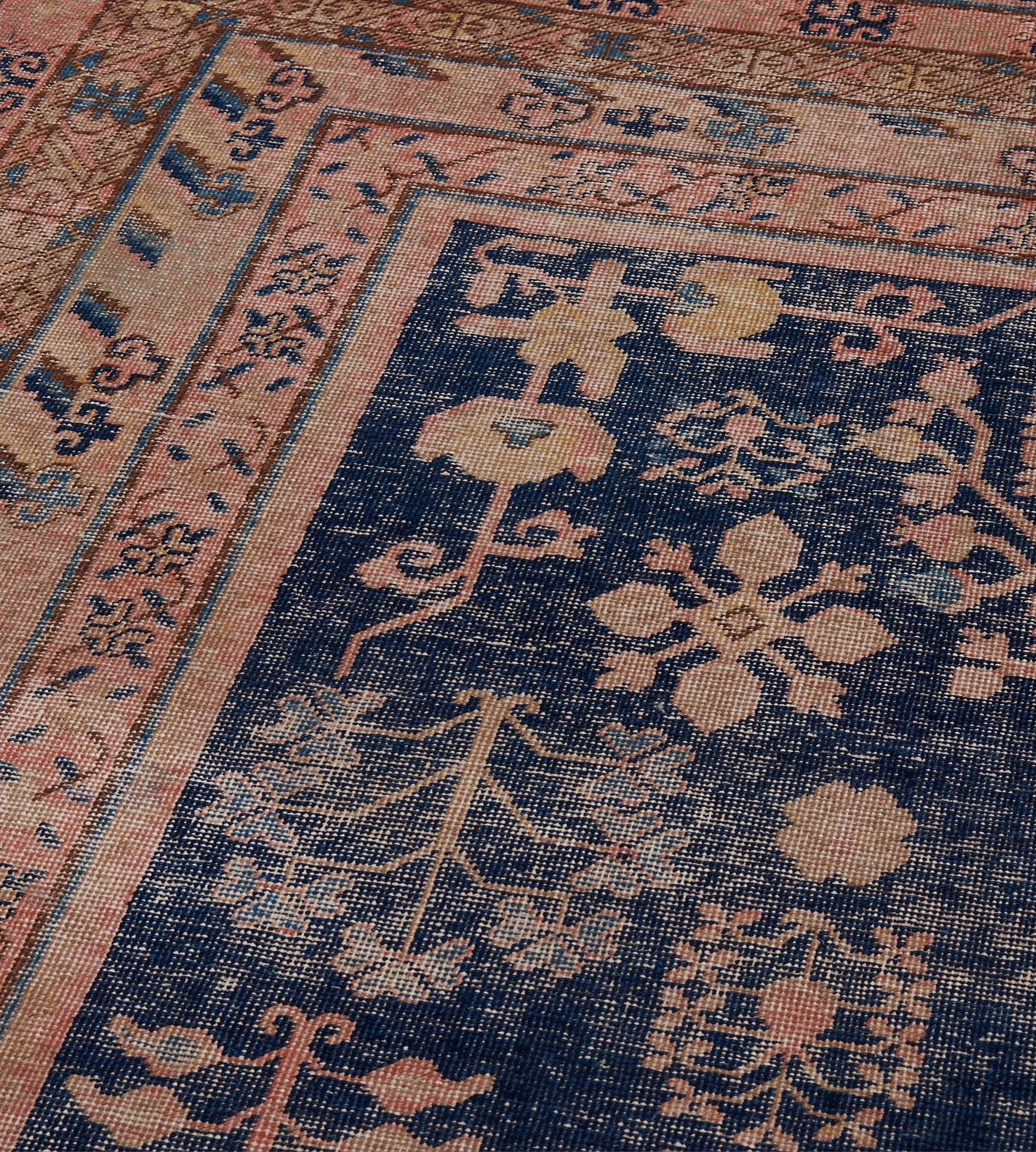 Handgeknüpfter antiker Khotan-Blumenteppich aus Wolle, um 1880, Indigo-Blau, Indigoblau, geblümt im Angebot 1