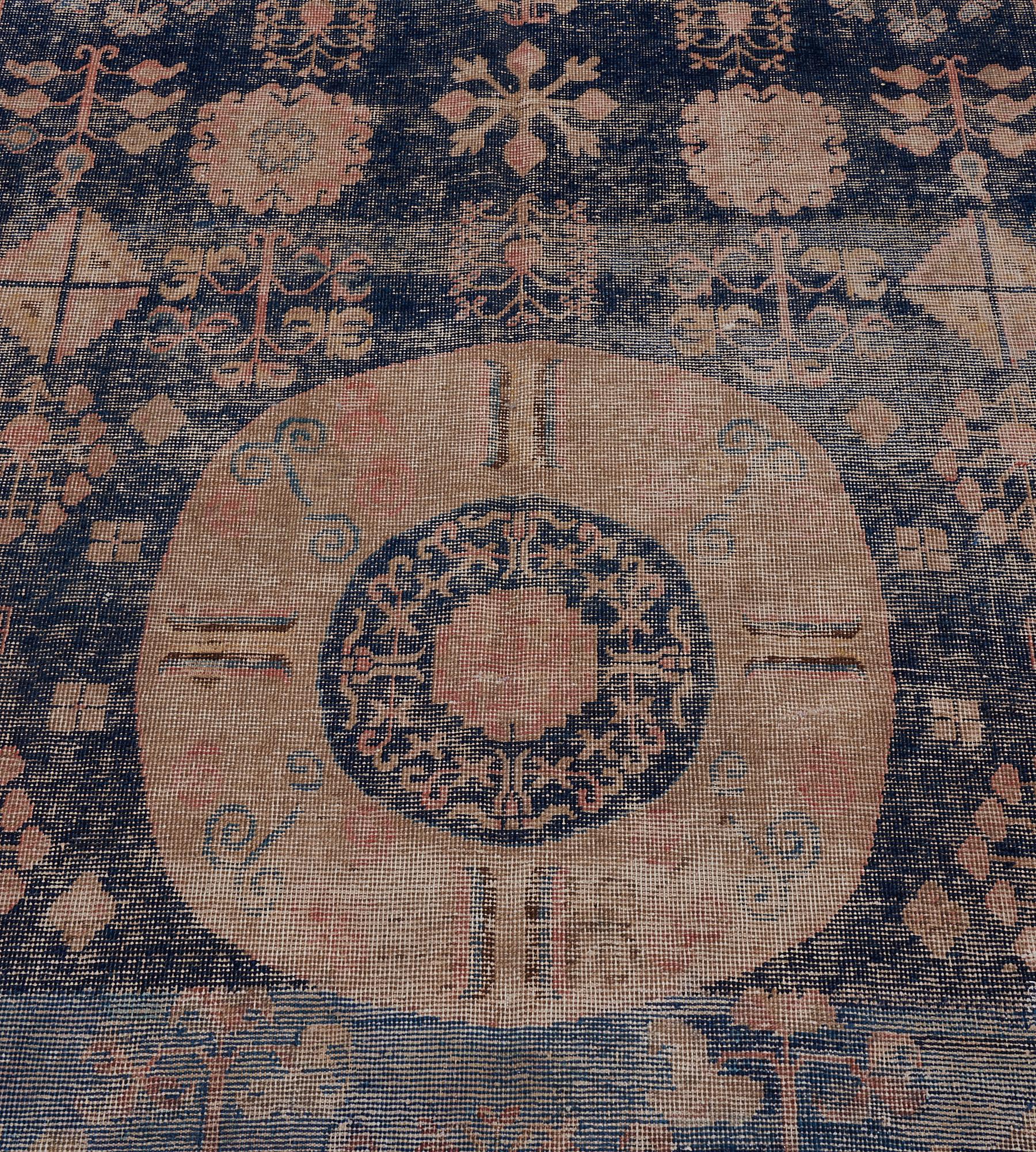 Handgeknüpfter antiker Khotan-Blumenteppich aus Wolle, um 1880, Indigo-Blau, Indigoblau, geblümt im Angebot 3