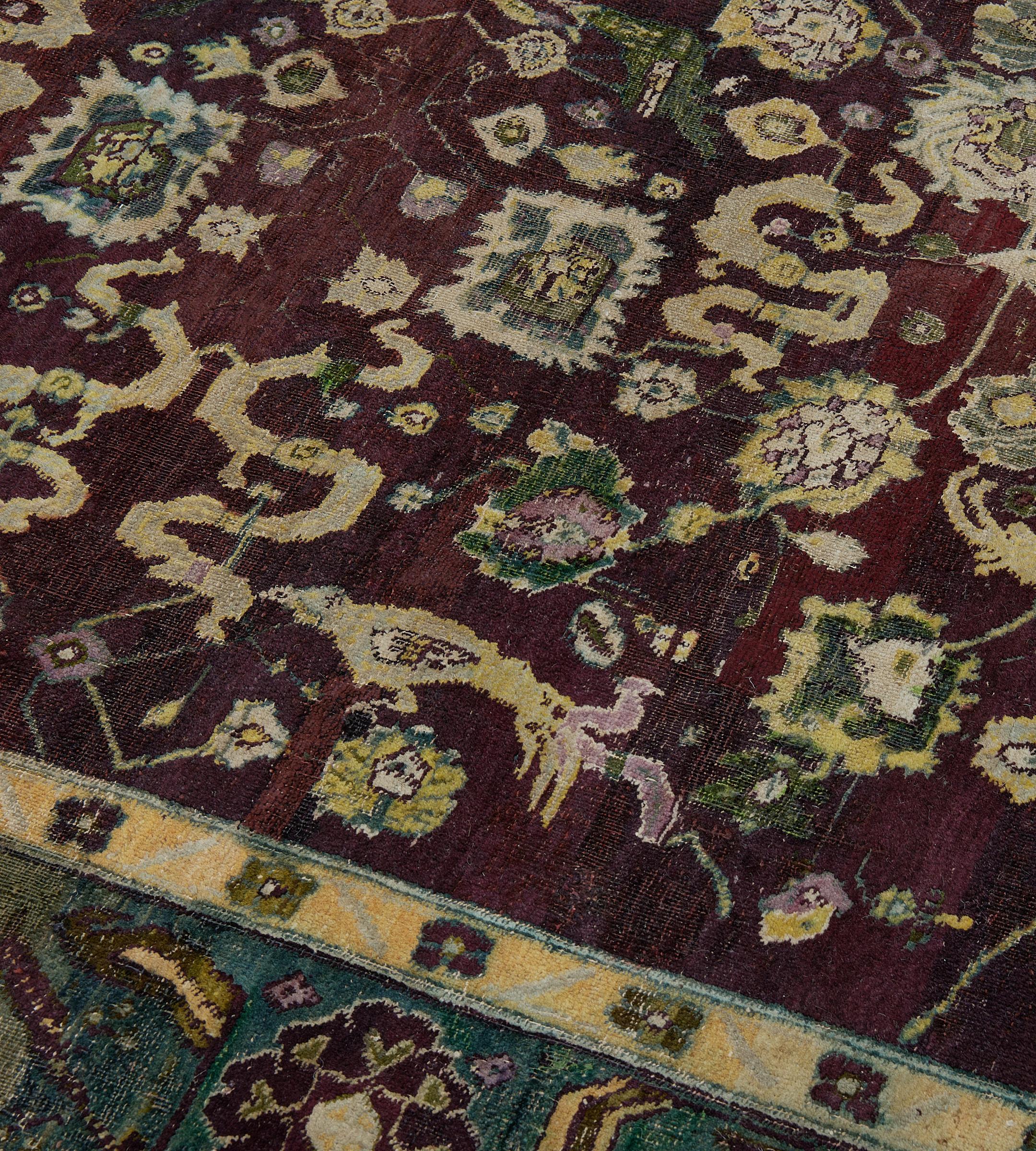 Handgeknüpfter antiker indischer Agra-Teppich aus burgunderroter, geblümter Wolle, um 1900 im Zustand „Gut“ im Angebot in West Hollywood, CA