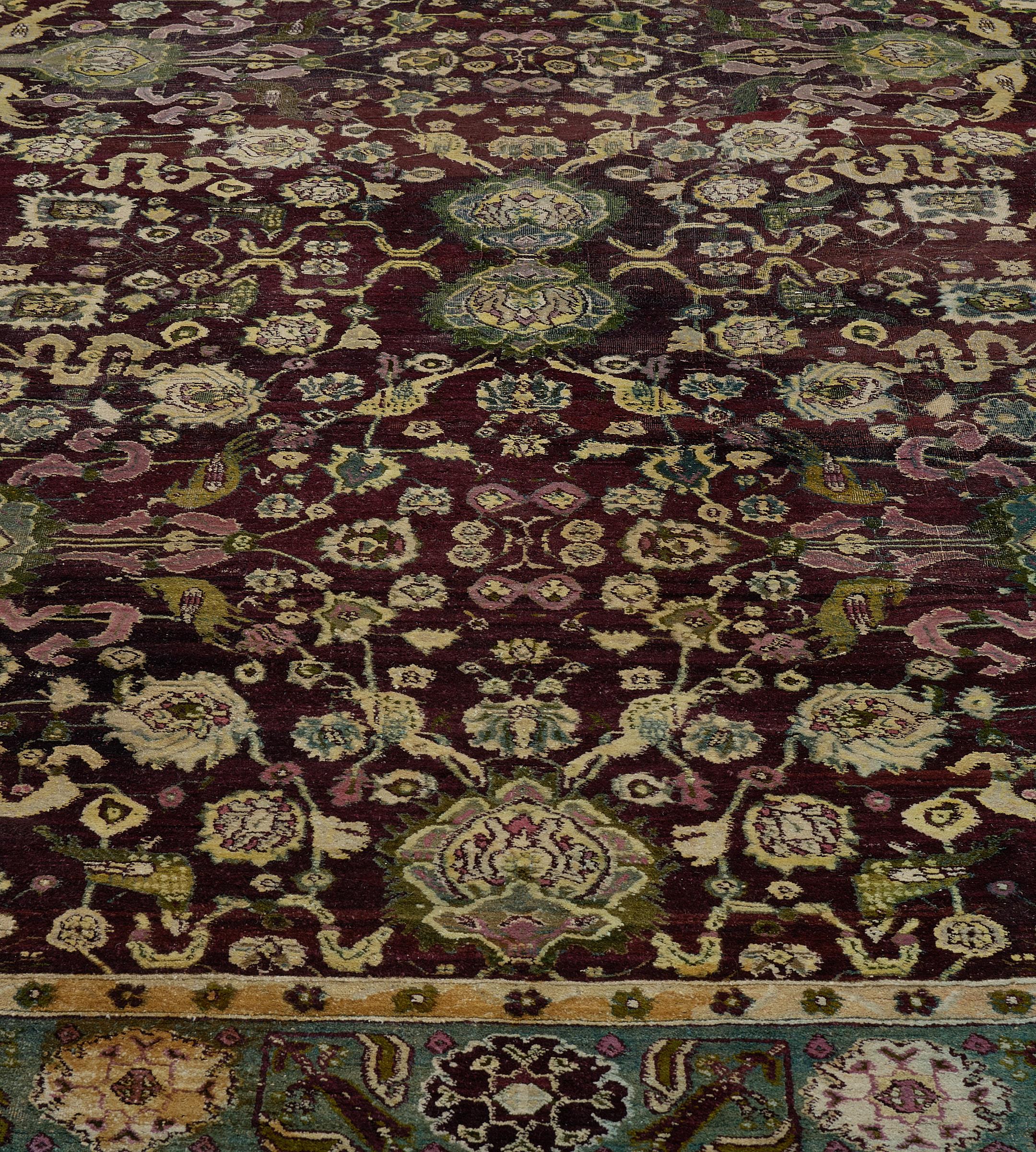 Handgeknüpfter antiker indischer Agra-Teppich aus burgunderroter, geblümter Wolle, um 1900 (20. Jahrhundert) im Angebot