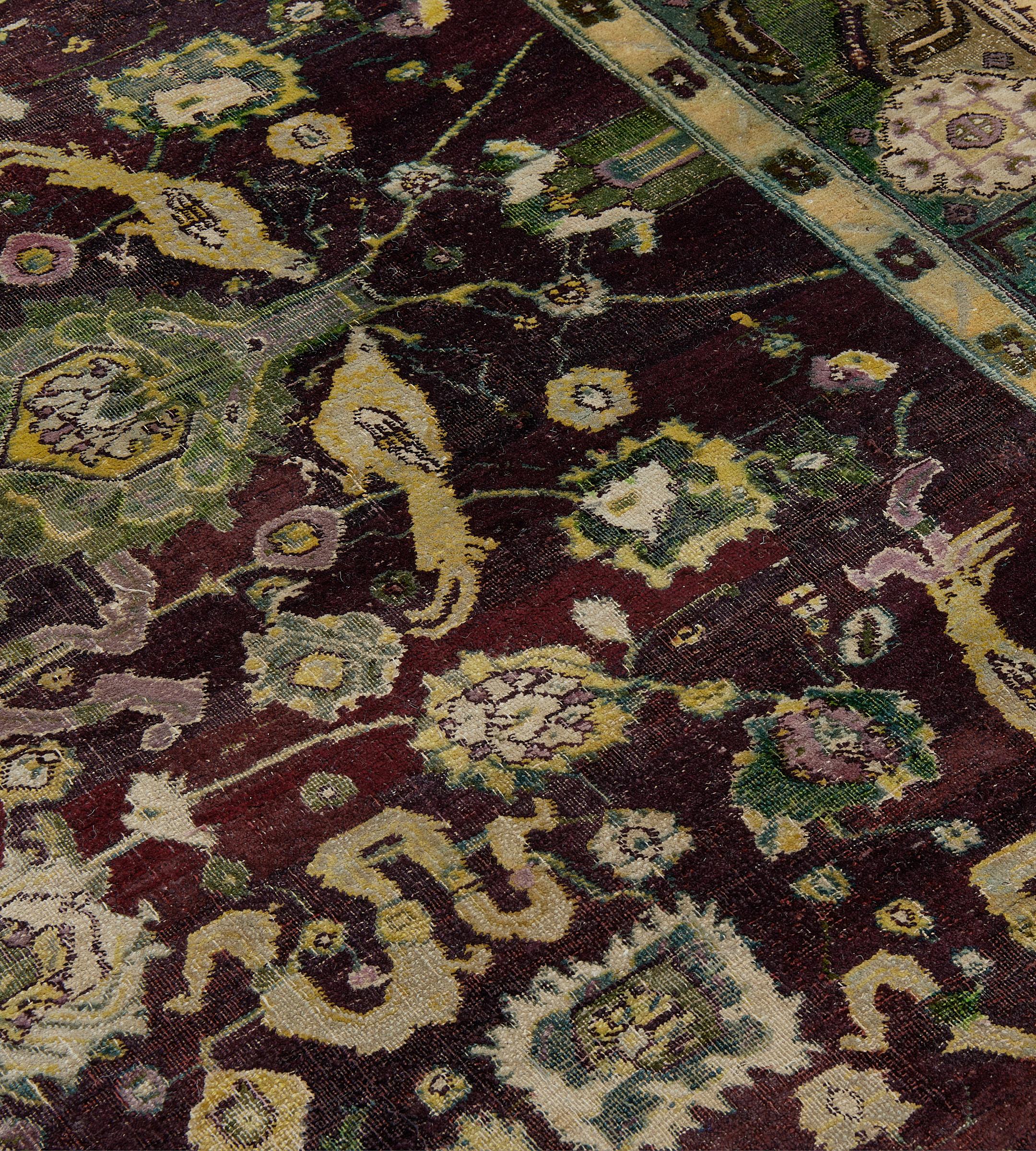 Handgeknüpfter antiker indischer Agra-Teppich aus burgunderroter, geblümter Wolle, um 1900 im Angebot 1