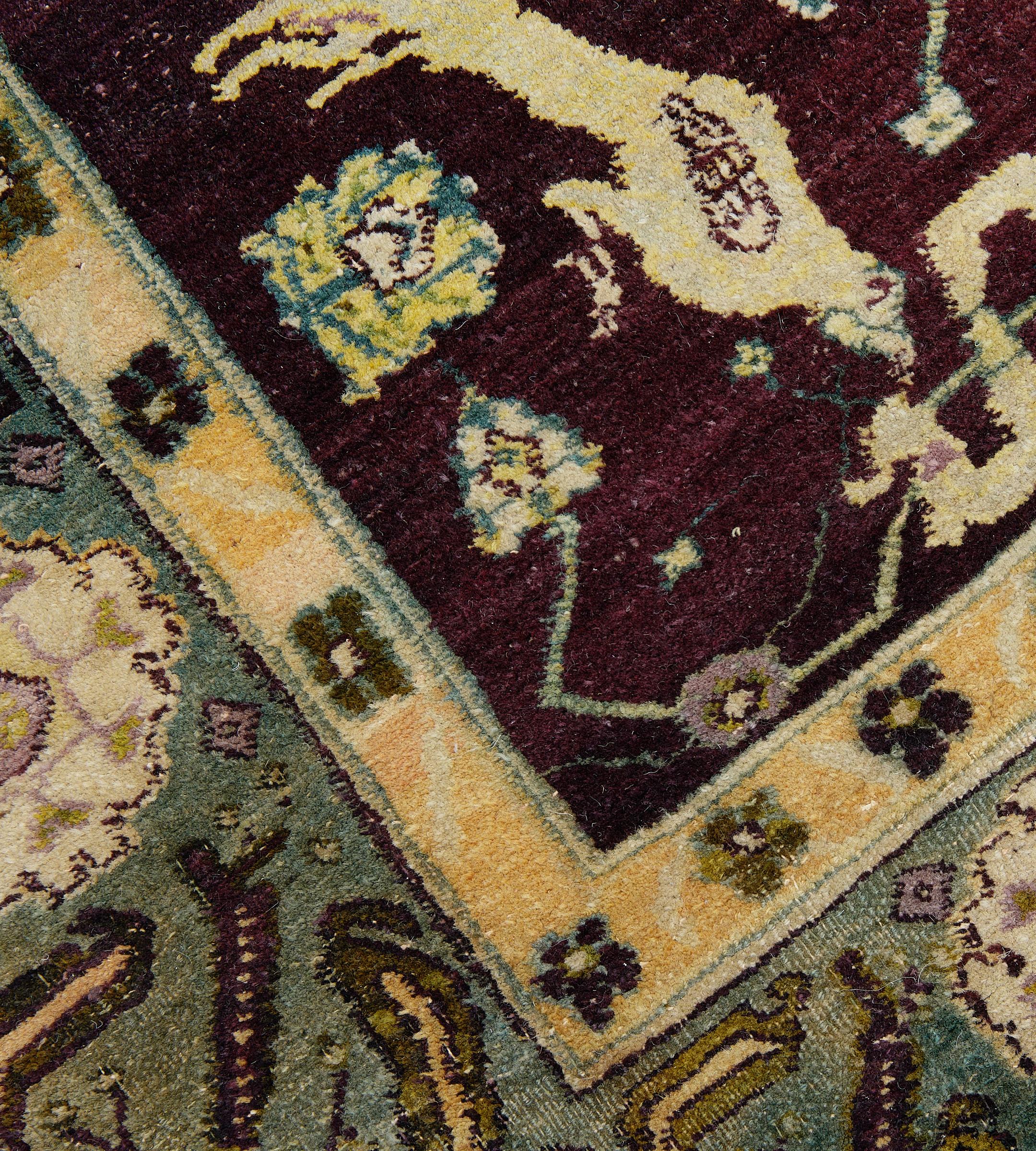 Handgeknüpfter antiker indischer Agra-Teppich aus burgunderroter, geblümter Wolle, um 1900 im Angebot 2