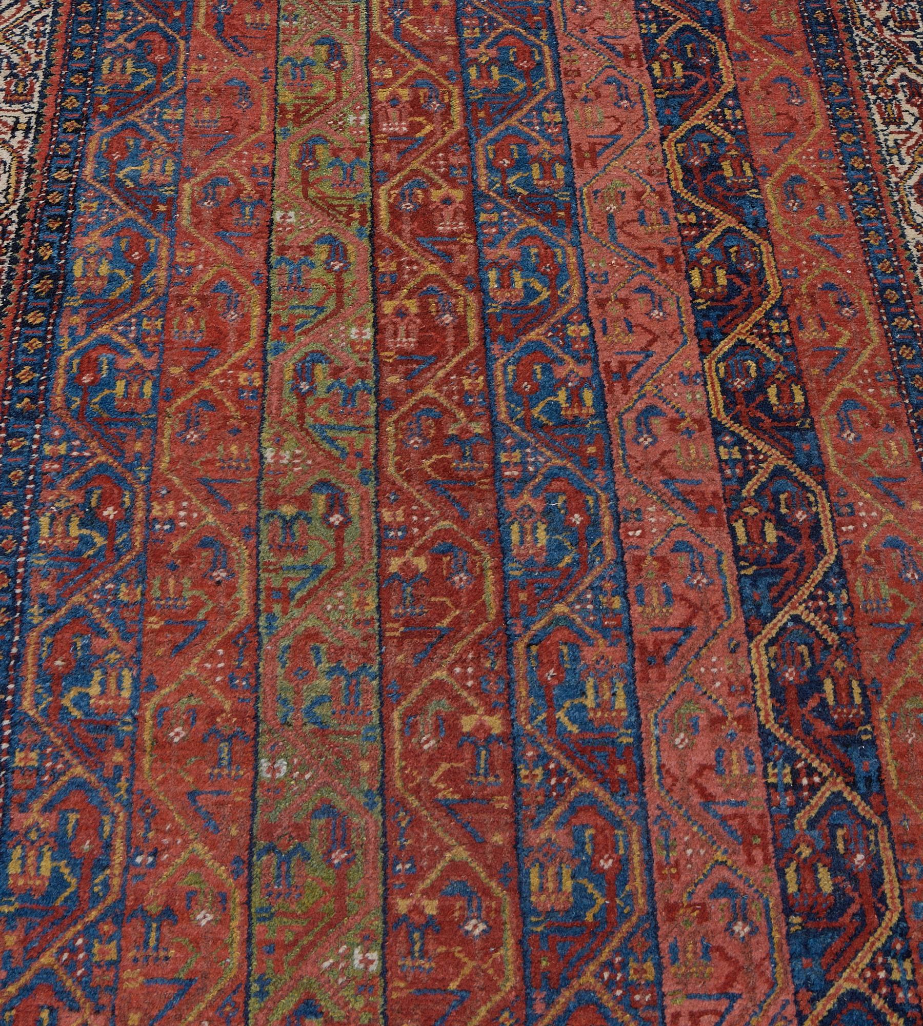Dieser antike Faraghan-Läufer aus der Zeit um 1900 hat ein Feld mit himmelblauen, ziegelroten, pistaziengrünen und terrakottaroten Vertikalstreifen, die jeweils eine eckige Blumenranke enthalten, in einer elfenbeinfarbenen, ähnlichen eckigen