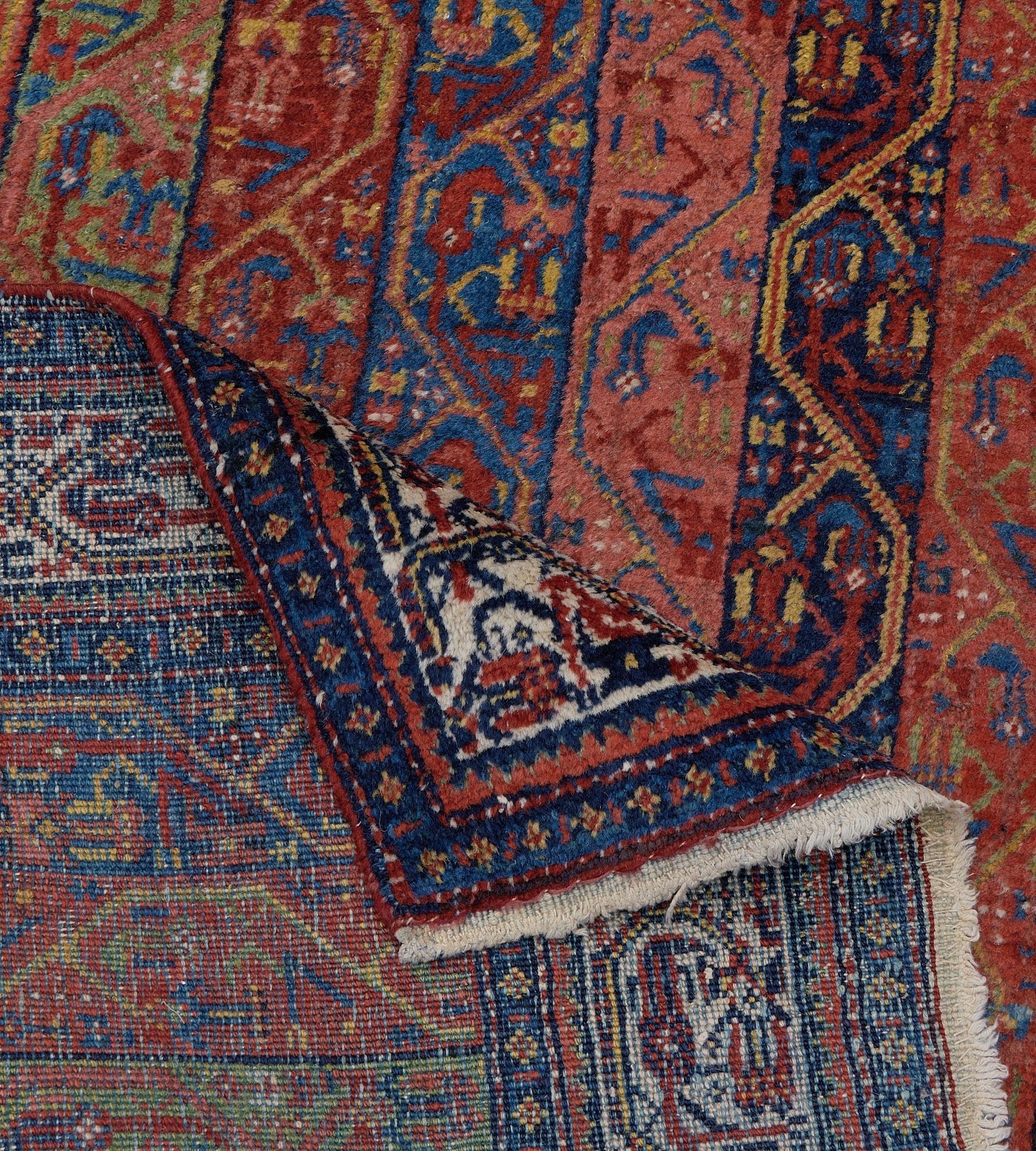 Laine Chemin de table en laine persane Faraghan, noué à la main, Antiquities Circa-1900 en vente