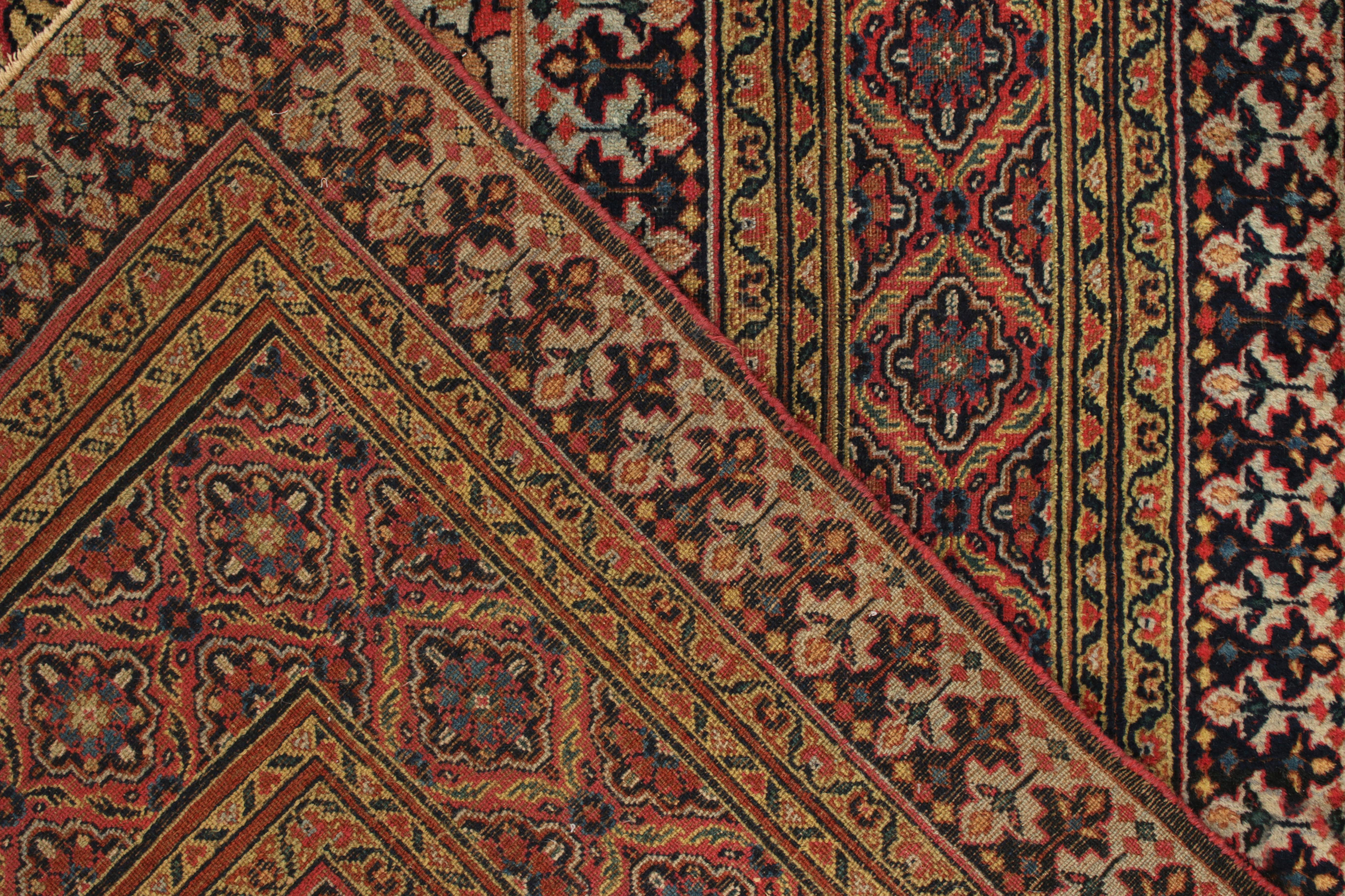 Antiker Khorassan-Teppich mit rotem, grünem Blumenmuster von Teppich & Kelim im Zustand „Gut“ im Angebot in Long Island City, NY