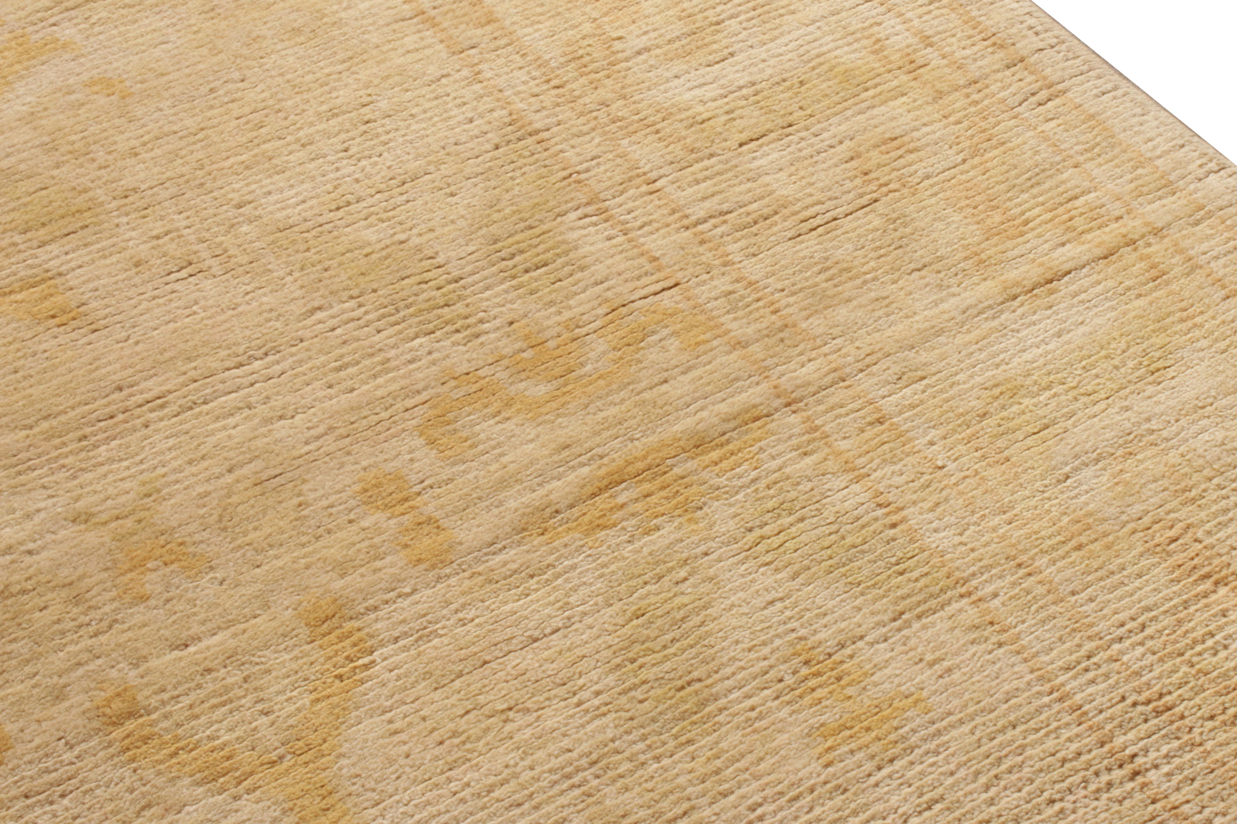 Espagnol Tapis européen ancien noué à la main, motif floral doré, jaune et doré par Rug & Kilim en vente