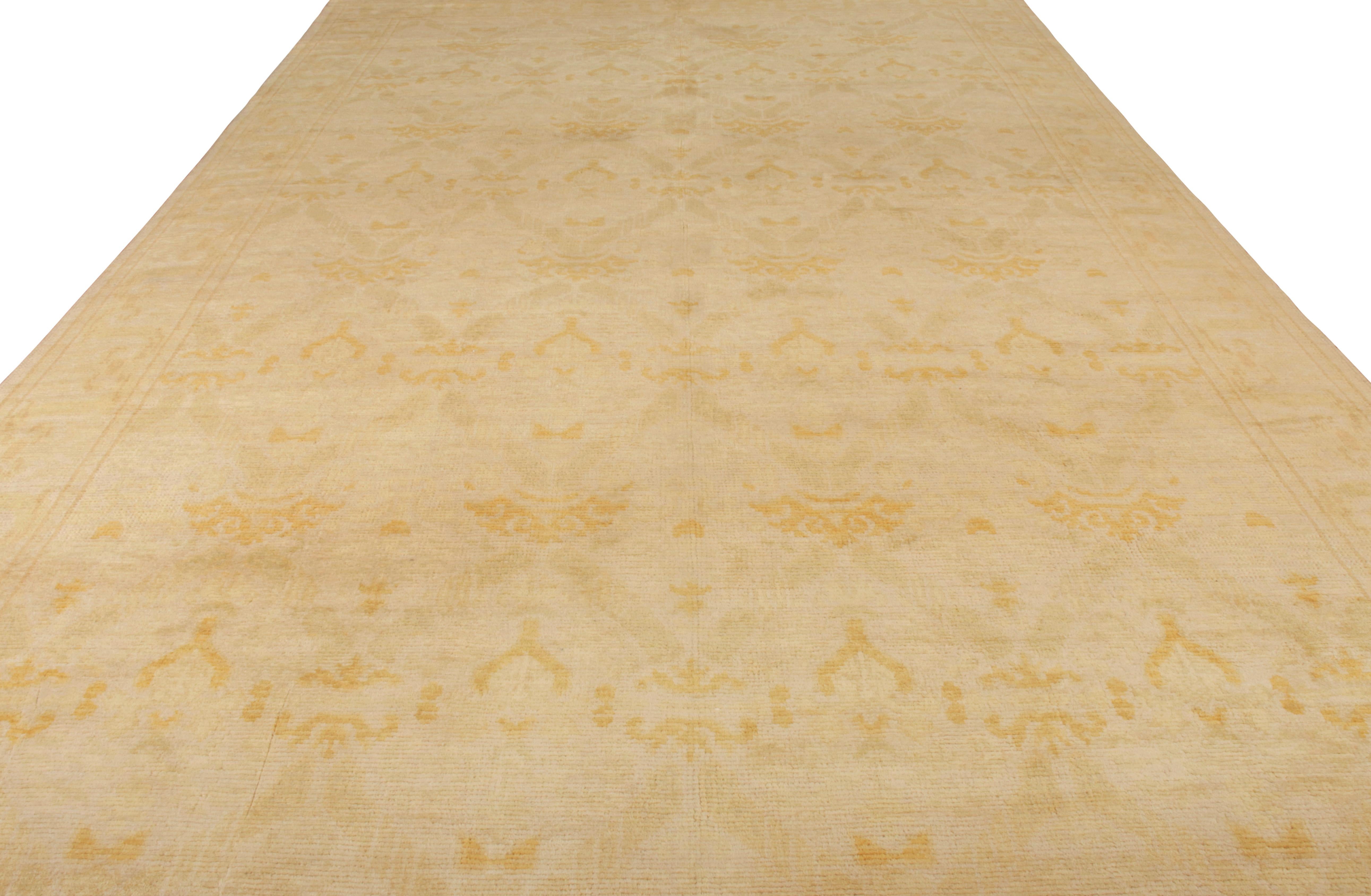 Handgeknüpfter antiker europäischer Teppich, Gold, Gelb, Blumenmuster von Teppich & Kelim (Sonstiges) im Angebot