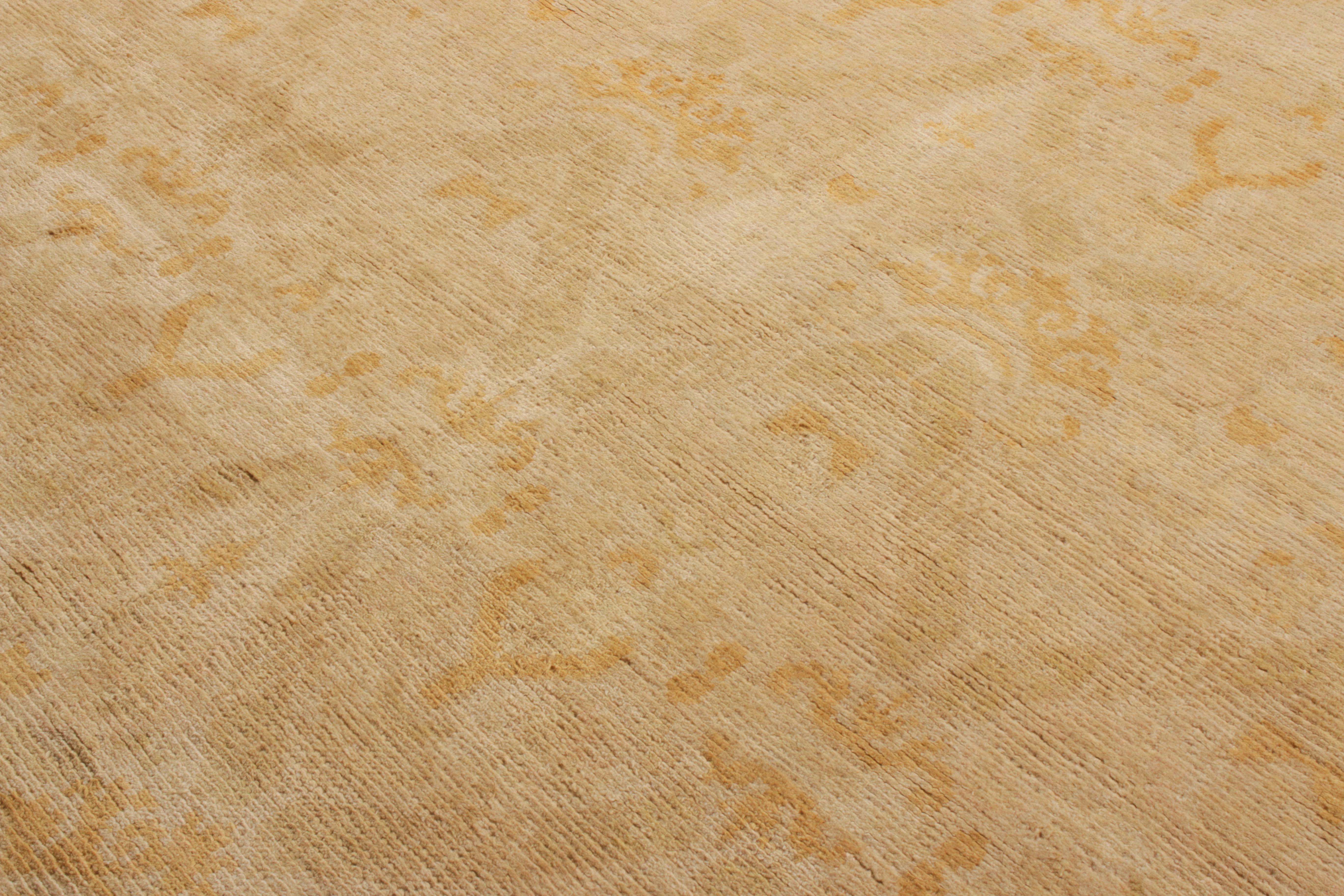 Handgeknüpfter antiker europäischer Teppich, Gold, Gelb, Blumenmuster von Teppich & Kelim (Frühes 20. Jahrhundert) im Angebot