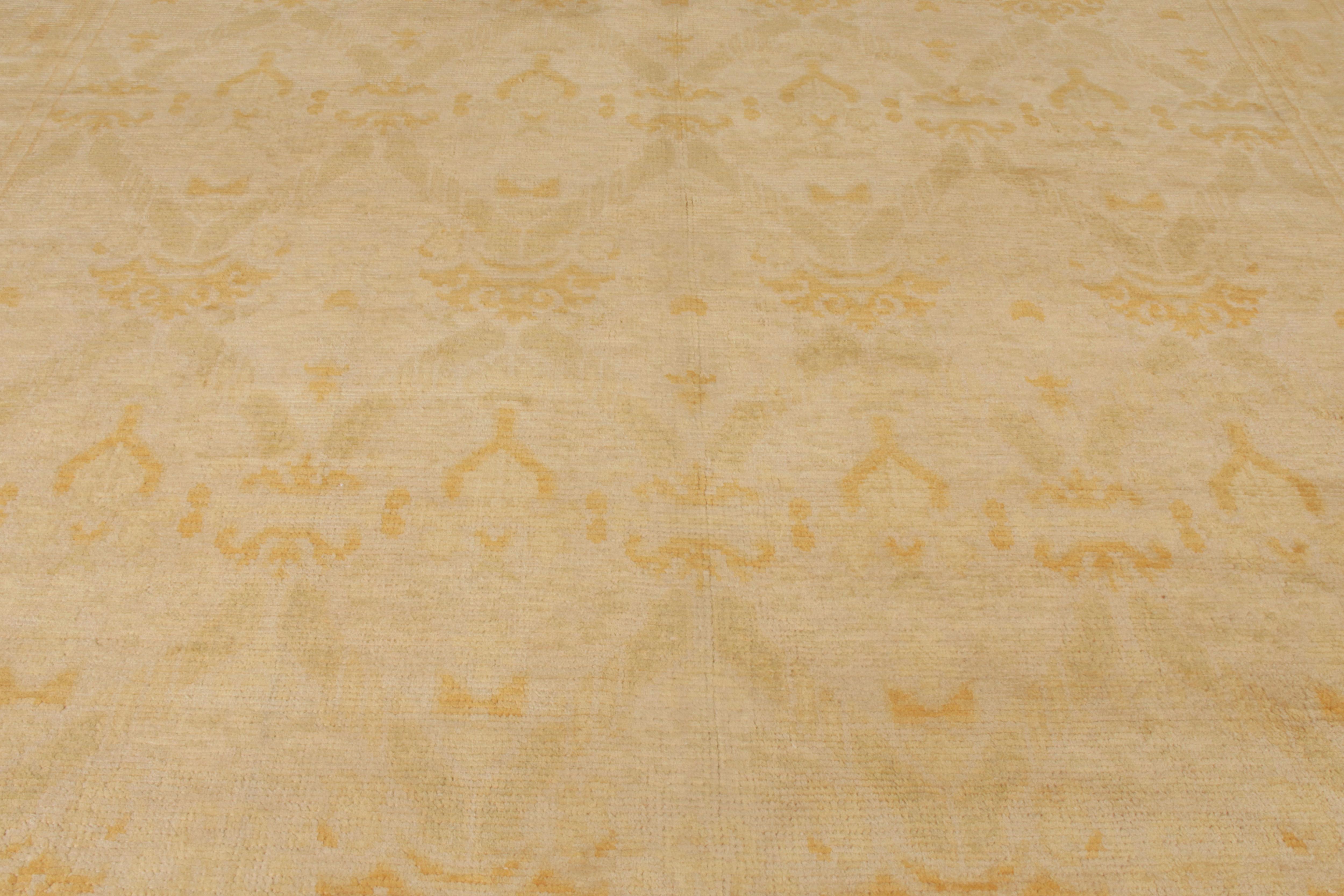 Handgeknüpfter antiker europäischer Teppich, Gold, Gelb, Blumenmuster von Teppich & Kelim (Wolle) im Angebot