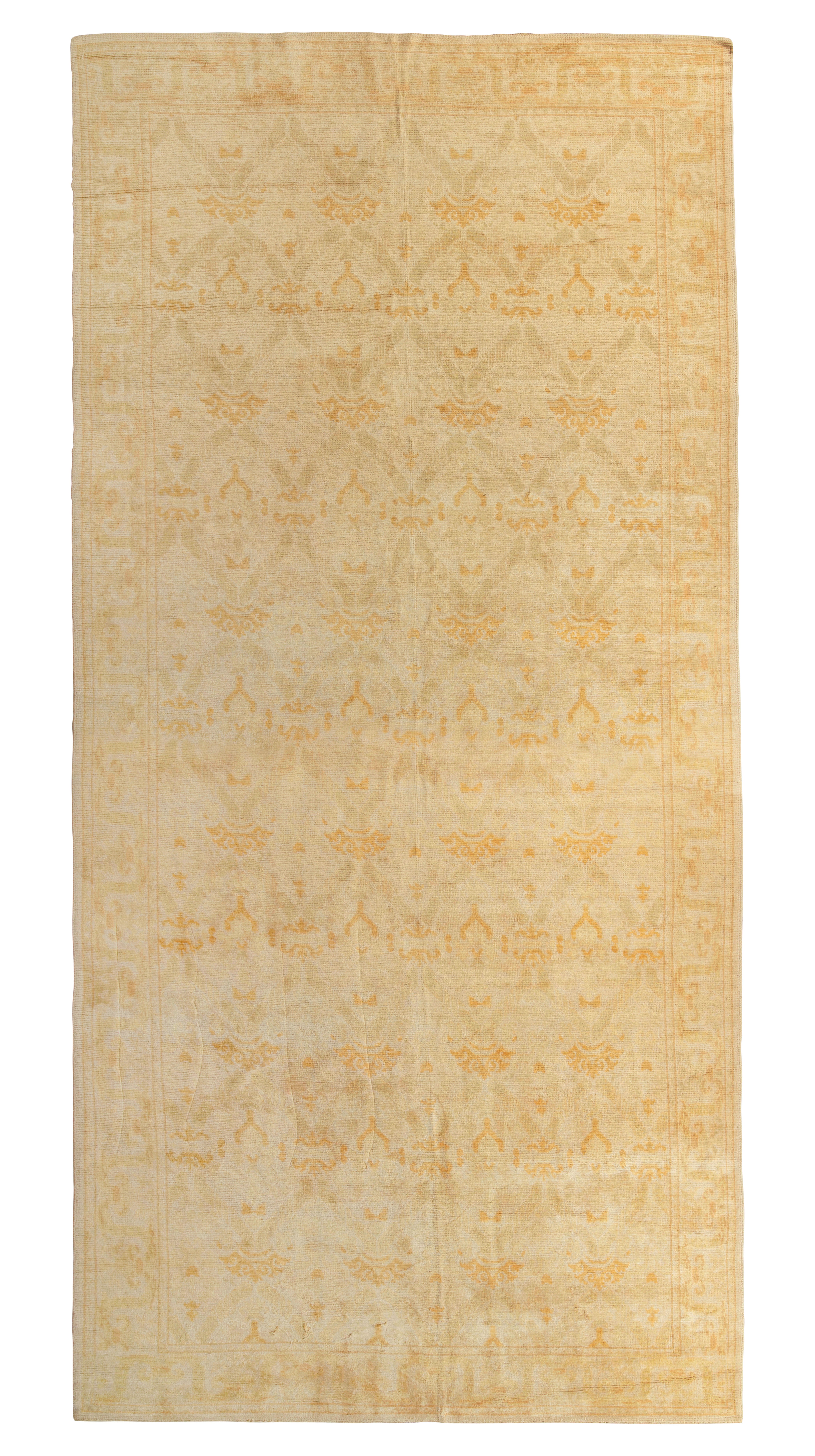Tapis européen ancien noué à la main, motif floral doré, jaune et doré par Rug & Kilim