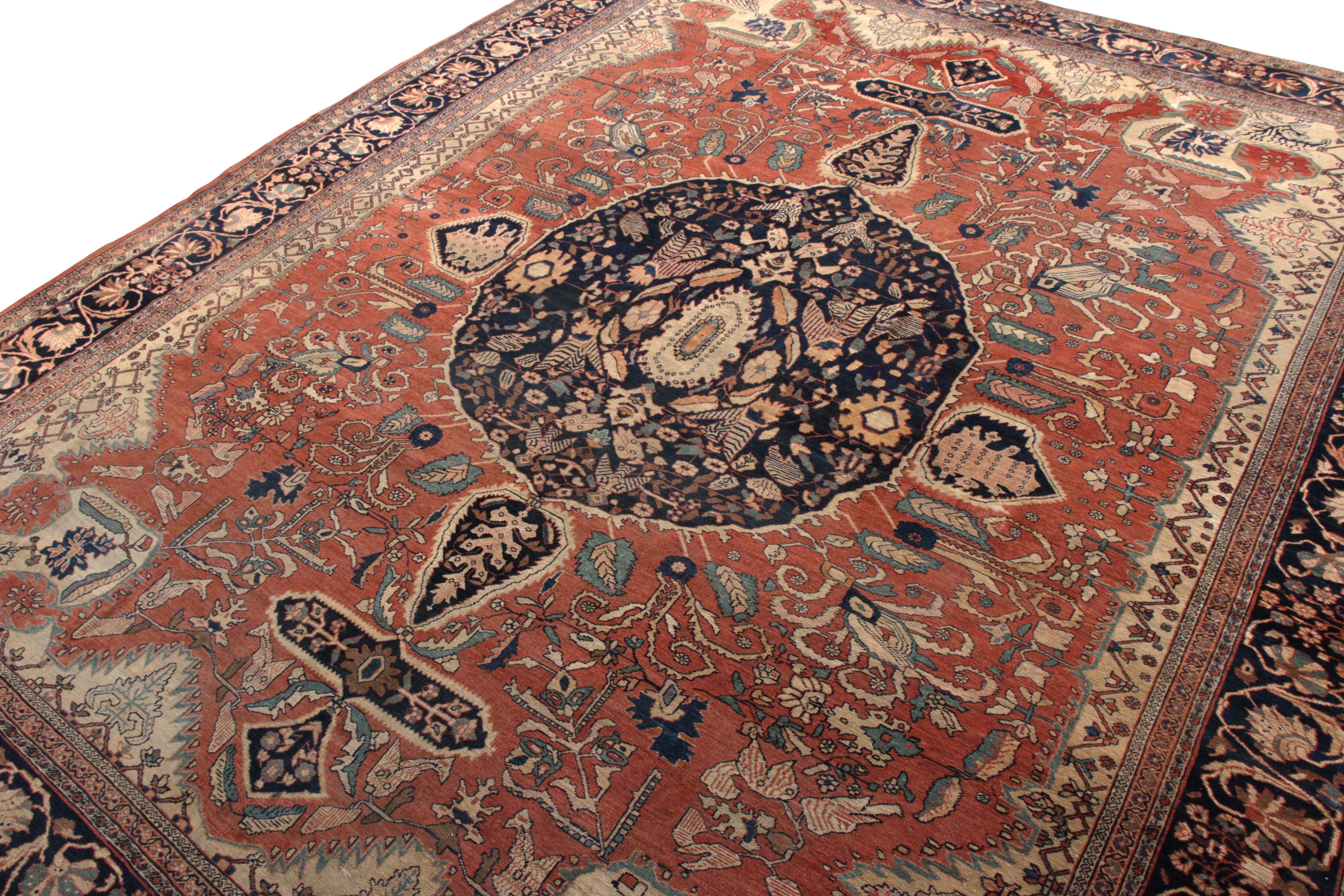 Perse Tapis Farahan ancien noué à la main à motif de médaillon rouge et bleu par Rug & Kilim en vente