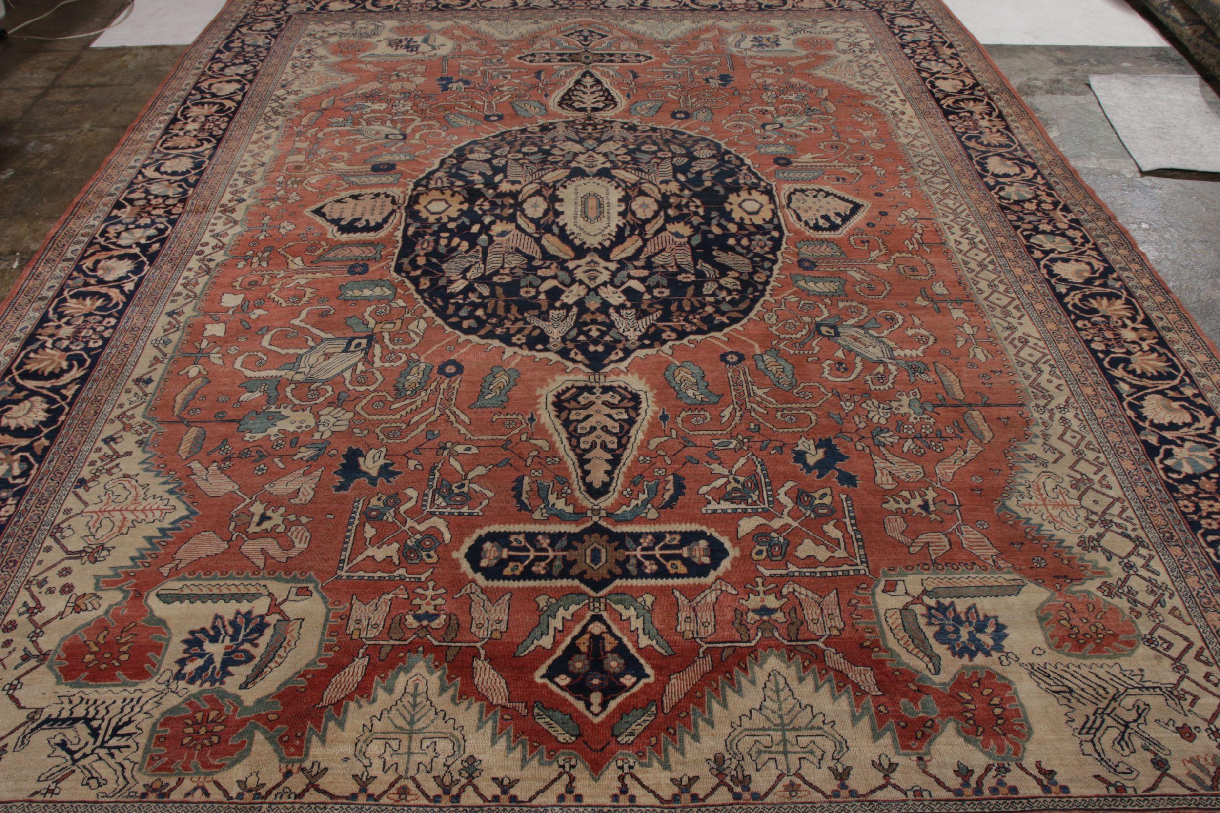 Sarouk Farahan Tapis Farahan ancien noué à la main à motif de médaillon rouge et bleu par Rug & Kilim en vente