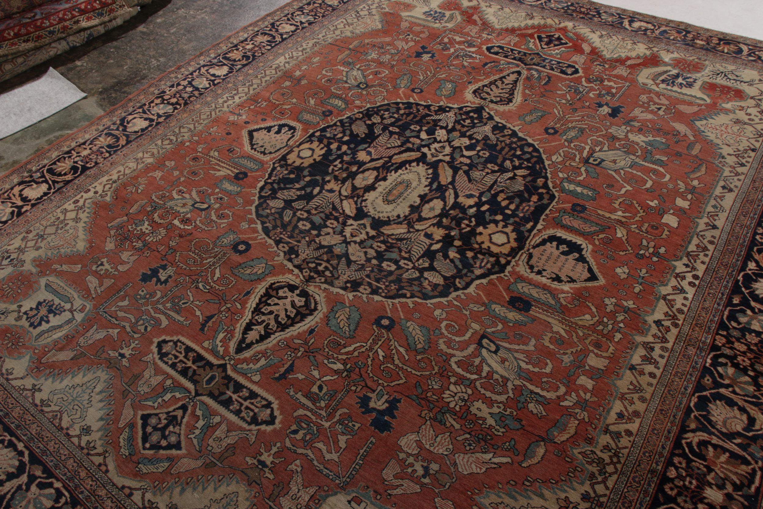 Perse Tapis Farahan ancien noué à la main à motif de médaillon rouge et bleu par Rug & Kilim en vente