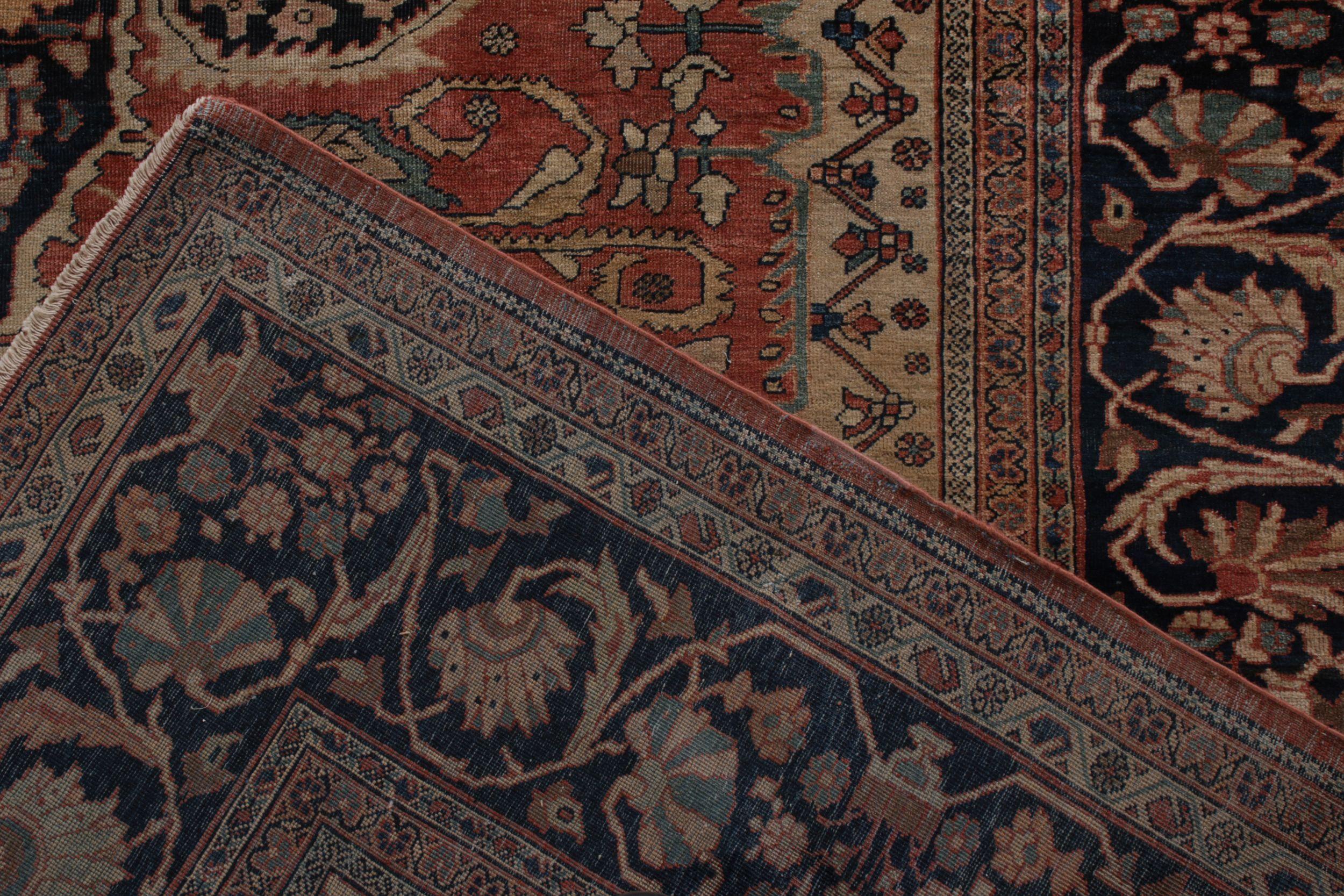 Tapis Farahan ancien noué à la main à motif de médaillon rouge et bleu par Rug & Kilim Bon état - En vente à Long Island City, NY