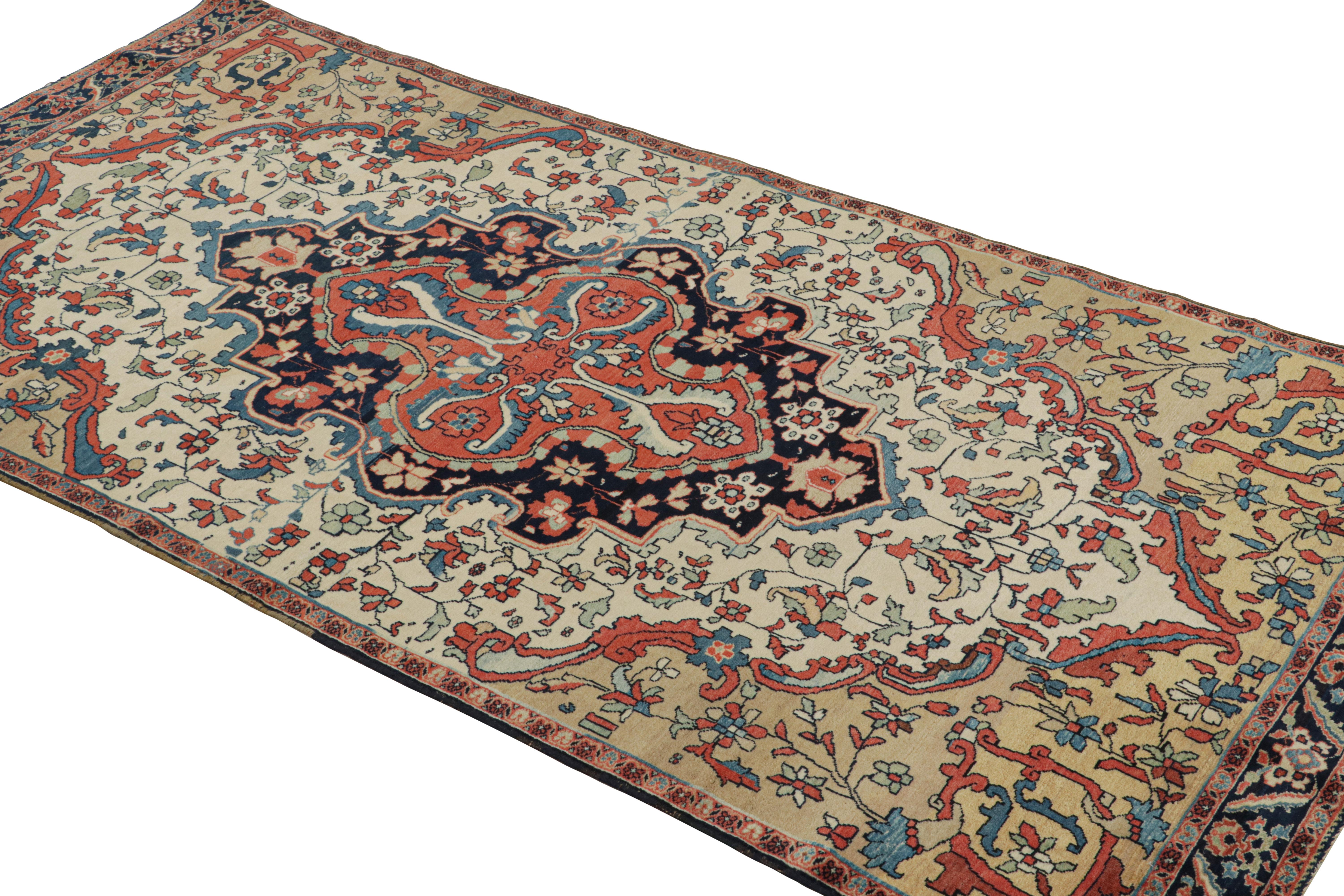 Annodato a mano in lana e risalente al 1890-1900 circa, questo runner persiano antico di 3 x 7 è ispirato al design dei tappeti Farahan della fine del XIX secolo, raffigurato in questo elegante motivo a medaglione con intricate sfumature rosse,
