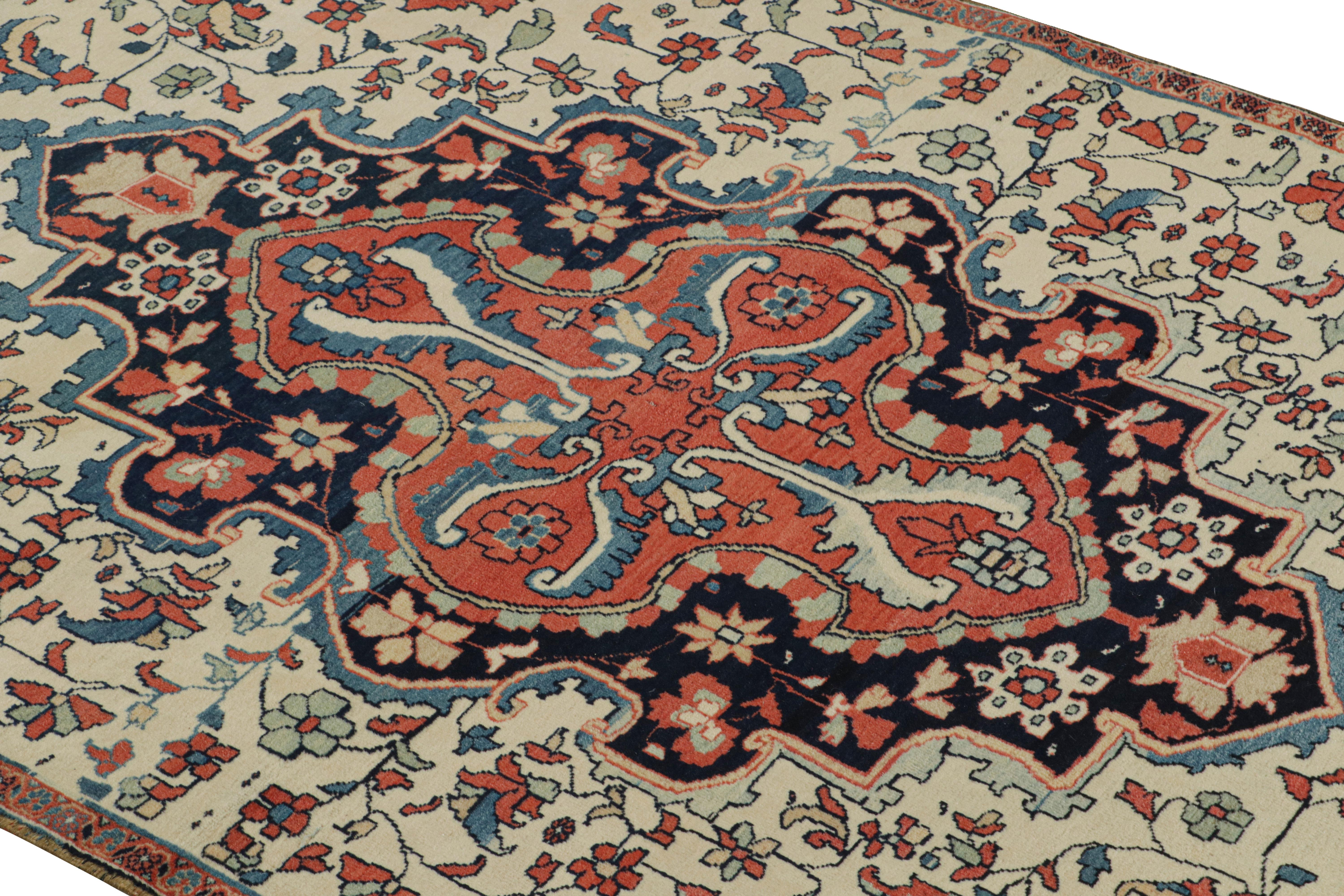 Persiano Runner Farahan antico annodato a mano con motivo a medaglione beige di Rug & Kilim in vendita