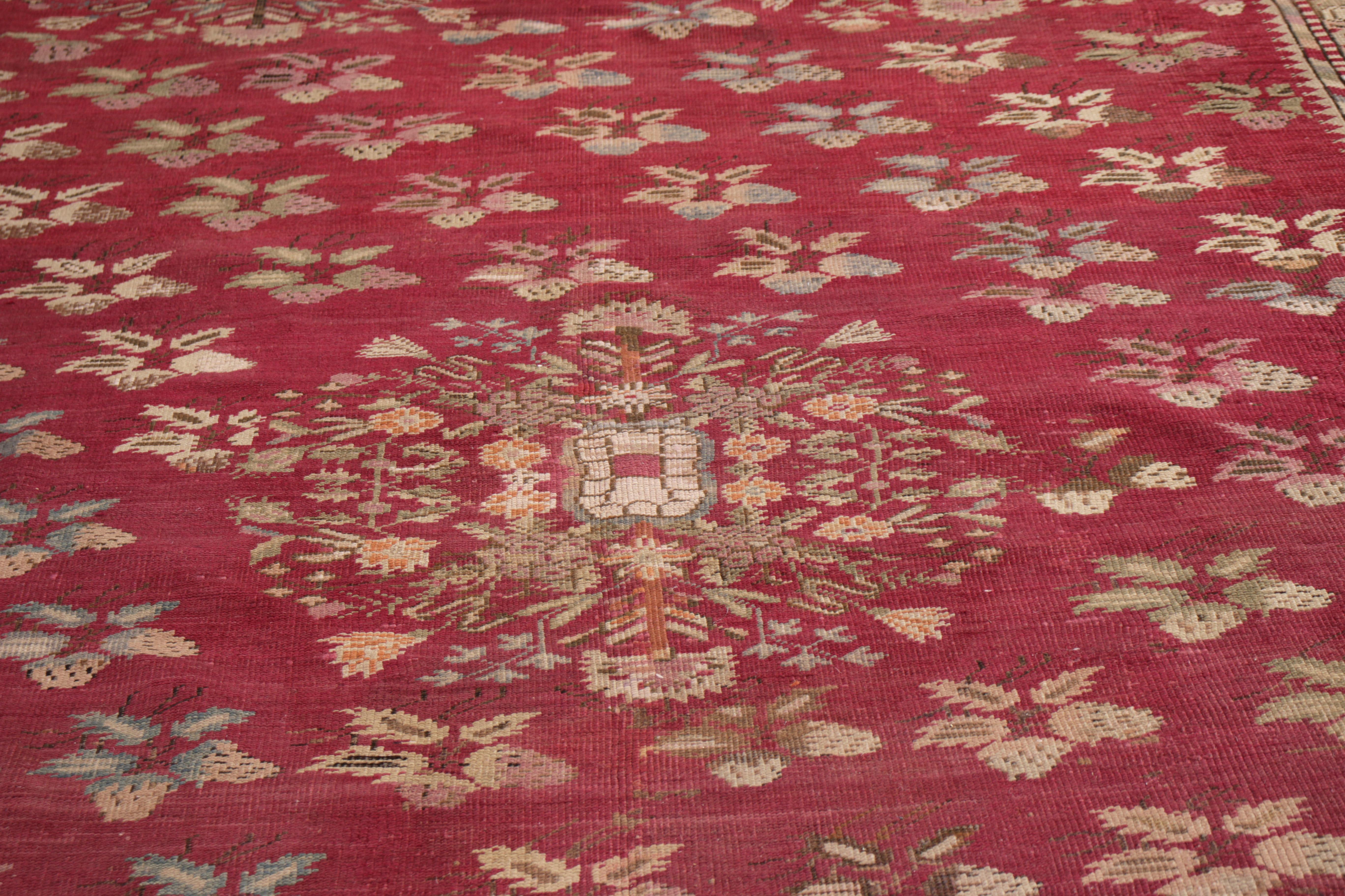 Primitif Tapis Gordes ancien noué à la main à motifs floraux rouges et beiges de Rug & Kilim en vente