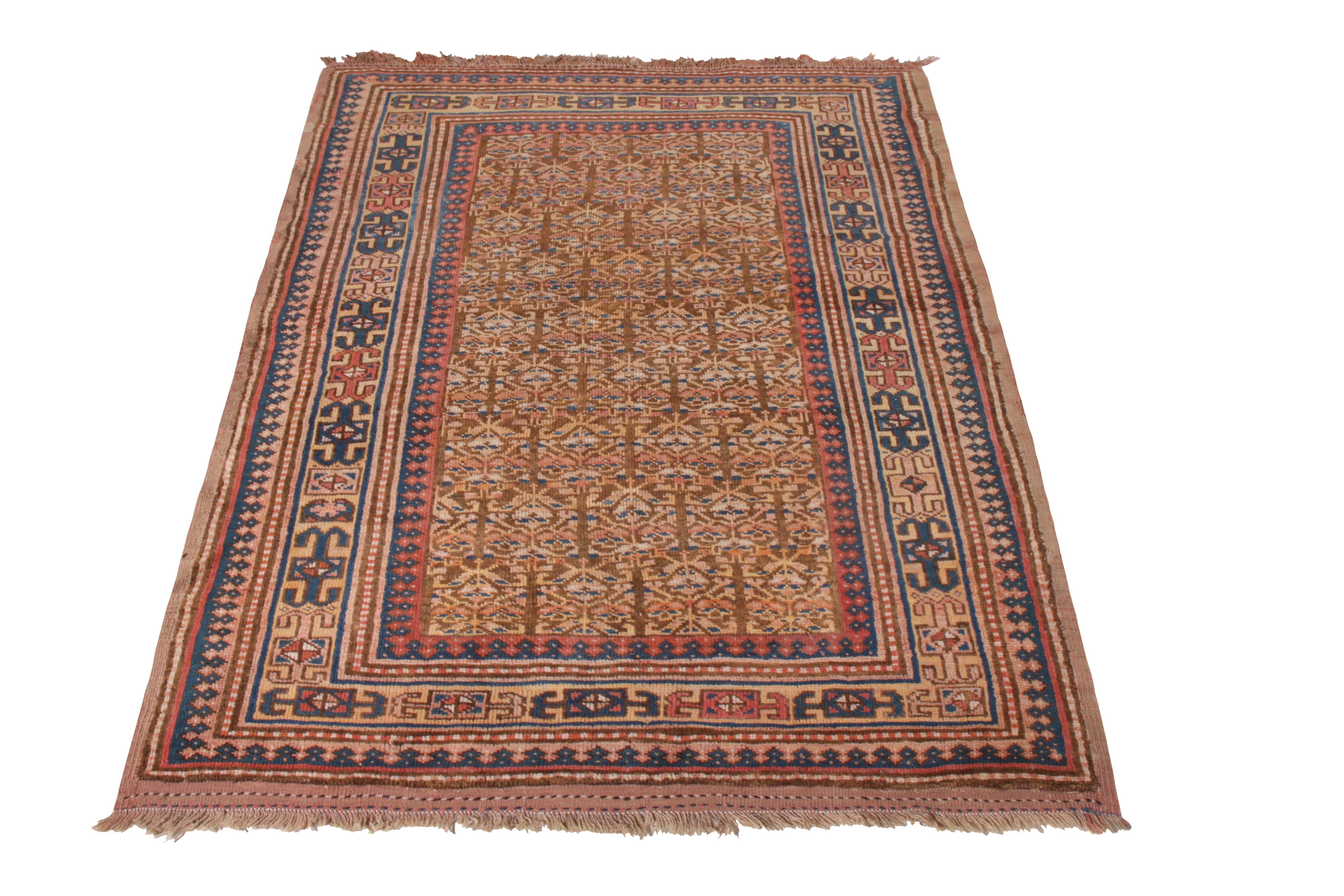 Hergestellt mit handgeknüpfter Wolle aus der Zeit um 1900-1910, diese antike persische Teppich konnotiert eine Übergangszeit Hamadan Teppich Stil, beispielhaft in das Detail dieser alle über geometrische Muster in diesem Stück vielseitig 4 x 6