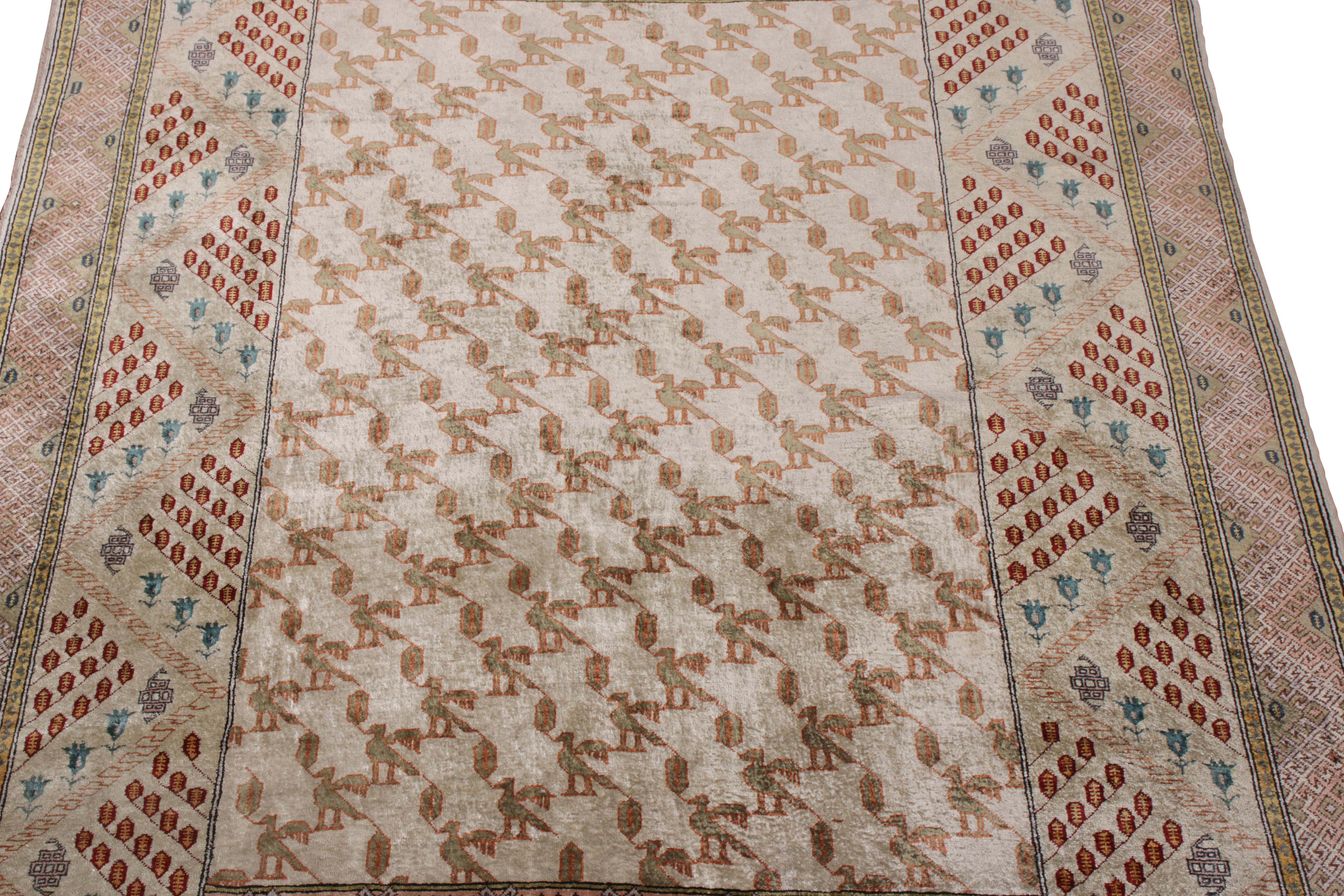 Handgeknüpfter antiker Hereke-Teppich in Beige mit geometrischem Muster von Teppich & Kelim (Sonstiges) im Angebot
