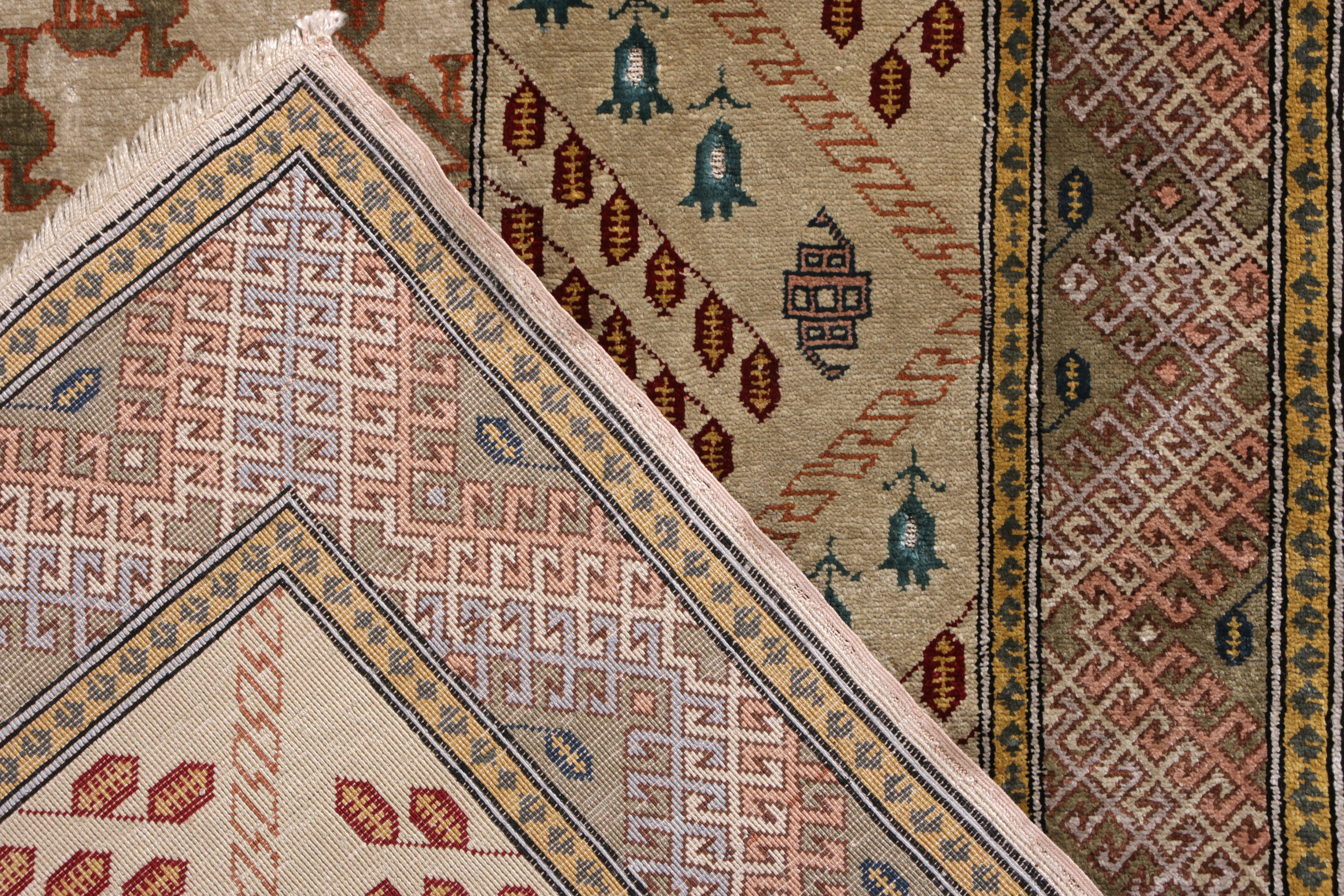 Handgeknüpfter antiker Hereke-Teppich in Beige mit geometrischem Muster von Teppich & Kelim im Zustand „Gut“ im Angebot in Long Island City, NY